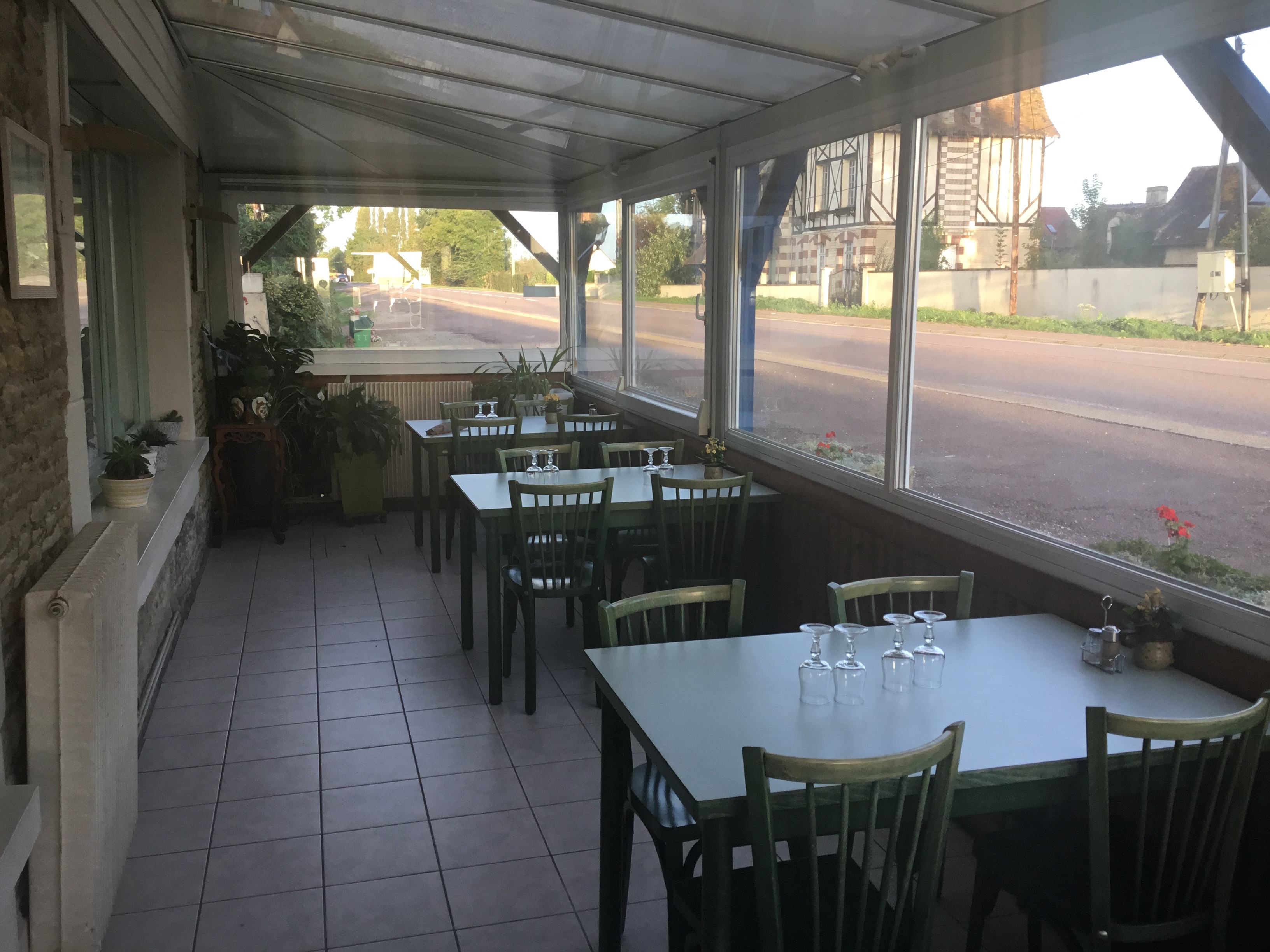 Restaurant sur un axe très fréquenté 20000 véhicules /jour
Deux salles 30 et 24 couverts bar licence IV seul restaurant de la commune. Grand logement au dessus. Garage abri voiture studio cave atelier petit jardin expose sud.