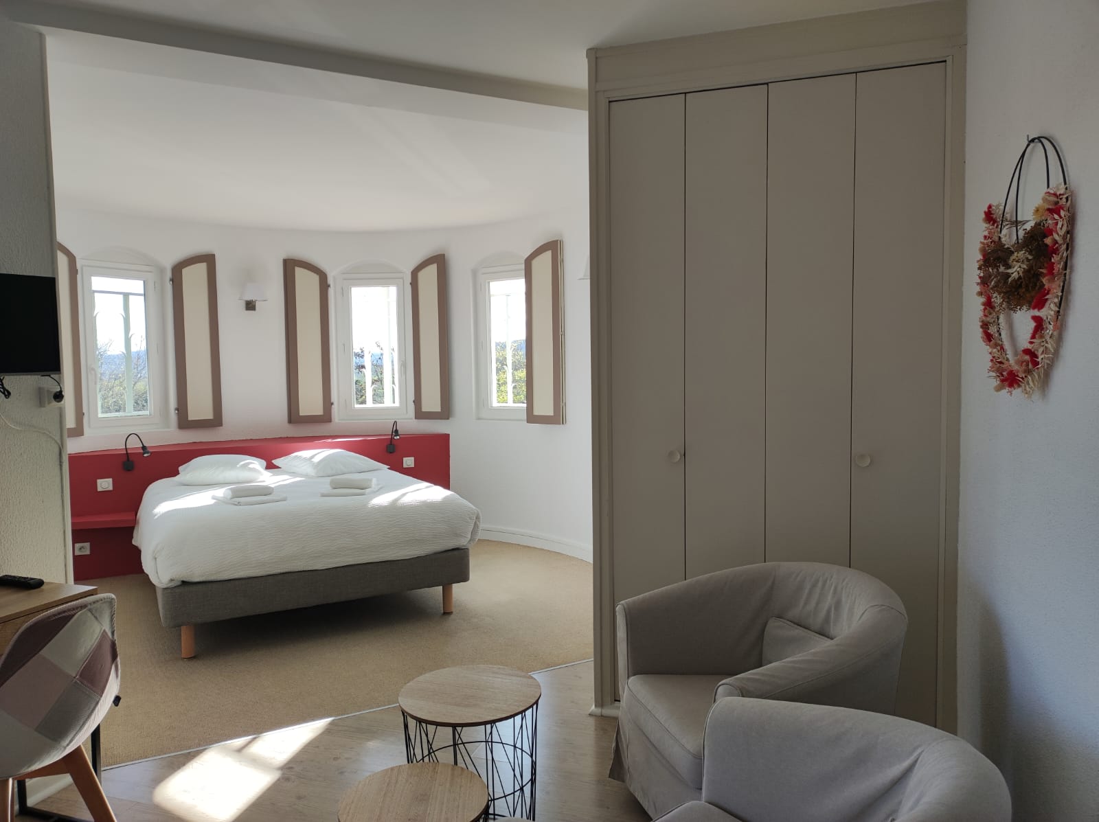 Les personnes qui s'étaient portées acquéreuses de notre affaire n'ayant pas obtenu la totalité de leur financement, nous remettons en vente notre établissement au prix négocié avec elles.

Tout est parfaitement en place pour la saison, mais nous avions commencé à nous engager ailleurs car le passage de relais devait se faire en cours de saison.

Les conditions d'une acquisition rapide sont donc encore possibles pour des repreneurs qui souhaiteraient bénéficier de cette mise en place.

Nous vendons sans intermédiaire le fonds de commerce de notre charmant Hôtel 3*** en sud Ardèche, avec un restaurant du soir proposant un menu unique de qualité qui est essentiellement dédié aux résidents.

C’est un établissement d’excellente réputation avec une très bonne clientèle, notamment de nombreux fidèles.

Il est parfaitement situé, proche de la rivière et des Gorges du Chassezac et au centre des sites touristiques et des villages de caractère. Dans un havre de paix et dans un cadre naturel privilégié, sans être isolé, il offre de grands espaces, un lieu où tout naturellement, la détente et la douceur de vivre entament leur œuvre : un vrai lieu de vacances avec une grande terrasse panoramique qui permet au regard d’admirer la Vallée du Chassezac et les monts de la Serre.

Au bord de la piscine, les clients après leurs sorties, apprécient de se rafraîchir, se détendre, et créer des moments de convivialité.

L’activité est parfaitement organisée et en constante progression. Nous ouvrons actuellement 5 mois pendant la saison mais il est possible d’ouvrir à l’année selon le choix d’exploitation. Il fonctionne actuellement en hôtel demi-pension (repas du soir) et petits déjeuners.

Différents gourmets qui connaissent notre Table réservent leur dîner régulièrement sans loger à l’hôtel, cette option là peut être mise plus en avant.

Sur un espace de 3000 m², il y a deux bâtiments :
- L’hôtel fait environ 600 m² : Une douzaine de chambres climatisées aux capacités différentes, avec ou sans terrasse, disposant toutes d'un accès indépendant avec l'extérieur et permettant une offre très élargie. .

Literie parfaite, renouvelée intégralement en 2022 ainsi que tout le linge de lit, avec un réassort constant et régulier.

Cuisine professionnelle toute équipée de plus de 50m².
Grande salle à manger avec mobilier neuf.
Très grande terrasse avec vue dominante et tout son mobilier.

Une autre bâtisse de 200 m² comprenant un appartement de 110 m² à l'étage avec 3 chambres pour les exploitants. . Au rez-de-chaussée une double chambre pour 4 personnes de 32 m² avec toutes les commodités.

Une grande blanchisserie. Un grand local de maintenance et local à vélos.

Un parking fermé et de nombreux espaces de stockage et de rangements, avec entre autres, trois garages et deux abris voiture.

Une grande piscine 7x14 avec ses aménagements, bains de soleil, tables et parasols.

Voici quelques éléments indispensables pour vous aider à vous projeter :

- Chiffre d'affaires actuel sur 5/6 mois environ 190.000 €, EBE (sans charge de crédit) 50 000 €.

- Bail commercial mixte (Hôtel + habitation) loyer 3000 € HT.

- Le fonds est à 250 000 €. Possibilité d’acheter les murs (350 000 €) simultanément ou ultérieurement, dans une transaction à part avec le propriétaire.

De nombreuses réservations sont déjà prises pour la saison. Vous trouverez d’autres informations en recherchant sur internet : « Hôtel de Vacances en Ardèche ».

En résumé, cet hôtel est un lieu où il fait bon vivre pour tout le monde : c’est un très beau produit avec beaucoup de potentiel et une belle opportunité pour ceux qui souhaitent associer travail et qualité de vie dans un environnement agréable.

Uniquement pour les personnes en recherche active avec les moyens d'acquisition.