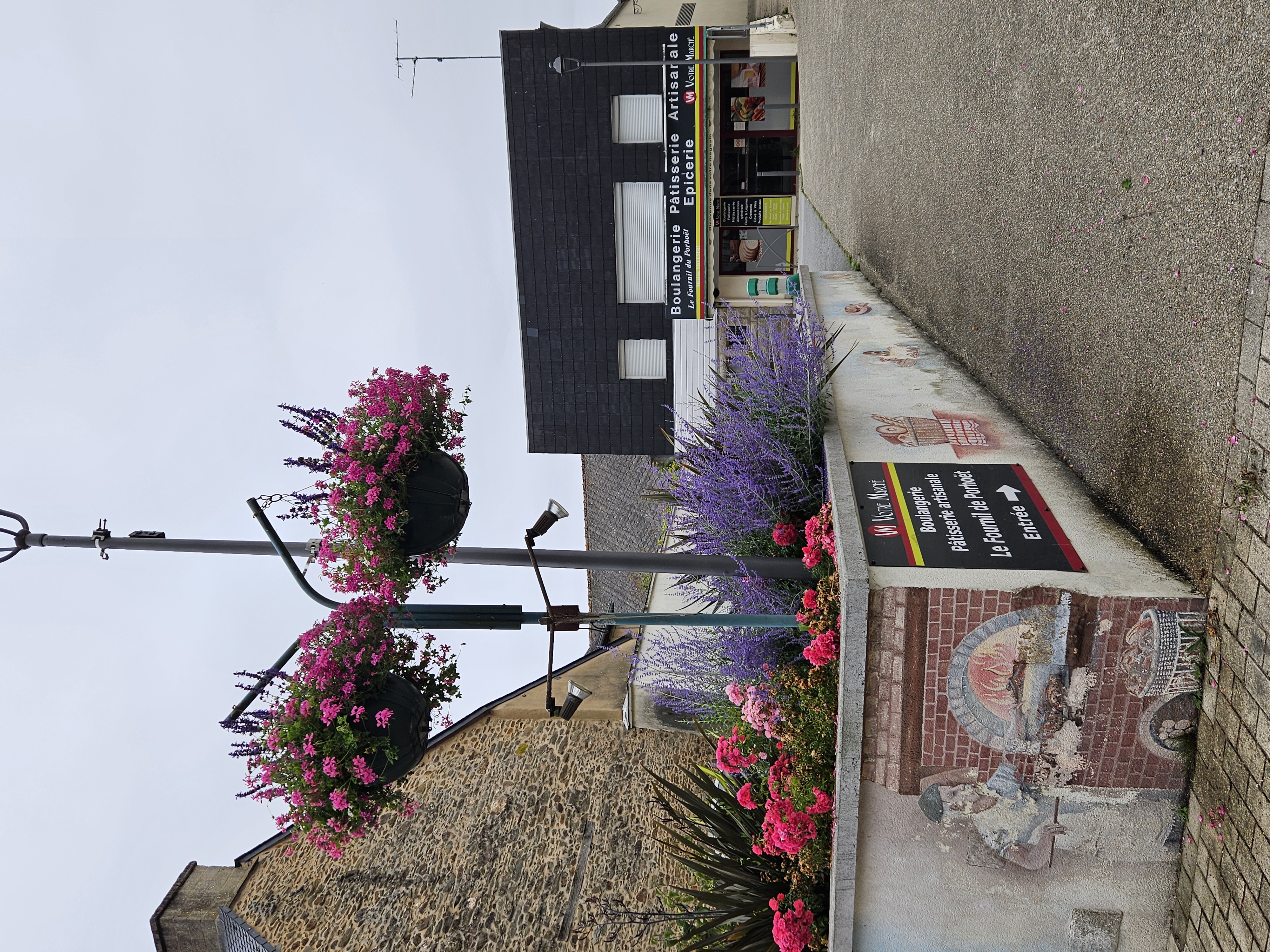 La commune de la TRINITE PORHOET située entre Ploërmel et Loudéac (CENTRE BRETAGNE) recherche un artisan boulanger- pâtissier avec la possibilité d'une activité multi services (épicerie).

Le local est situé dans une charmante commune dynamique de 700 habitants qui bénéficie d'une école primaire, d'un centre de loisirs, d'un collège, d'une banque, d'une Maison France Services, d'un domicile partagé, d'un médecin, pharmacie, centre de soins, centre de secours ... et de nombreuses associations.

Le logement, le magasin et l'ensemble des matériels professionnels appartiennent à la mairie. 
Loyer modéré et possibilités d'aides à l'installation.