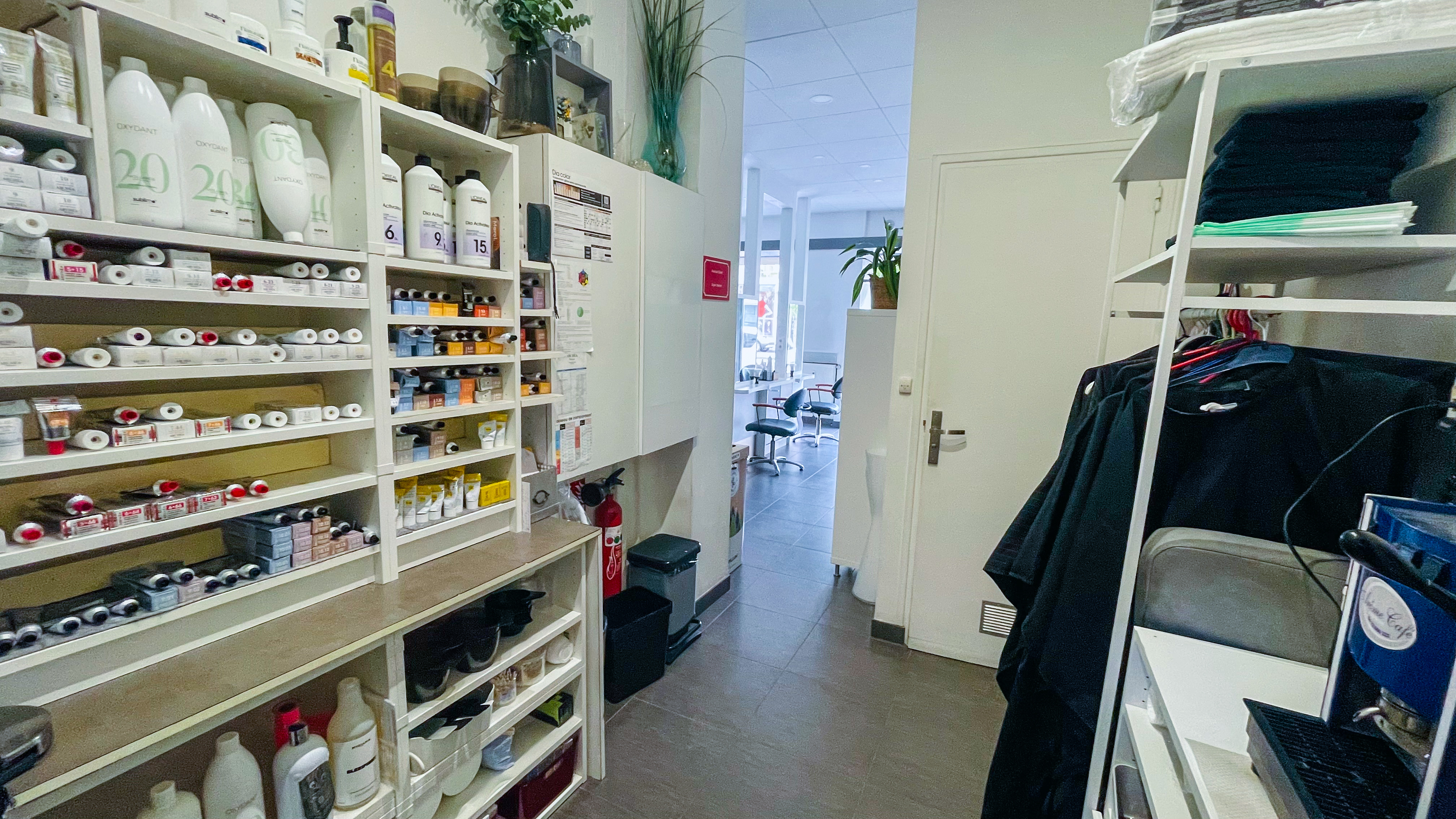 Fonds de commerce à vendre – Salon de coiffure mixte exploité depuis 40 ans dans le 8ᵉ arrondissement de Lyon. Local de 50 m² avec cave, 6 postes de coiffure (dont 2 techniques), 3 bacs récents avec adoucisseur, espace de vente produits et accessoires. Clientèle fidèle (50 à 80 passages/semaine).
Local lumineux, électricité aux normes, grande vitrine, climatisation, chauffage, fibre. Salle de pause avec frigo, micro-ondes, accès à une cour.
Emplacement stratégique : proche tram T6, T2, bus et commerces.
Bail 3-6-9, loyer 1 000 € TTC/mois (charges + foncière comprises).
Activité rentable avec possibilité d’accompagnement à la reprise.