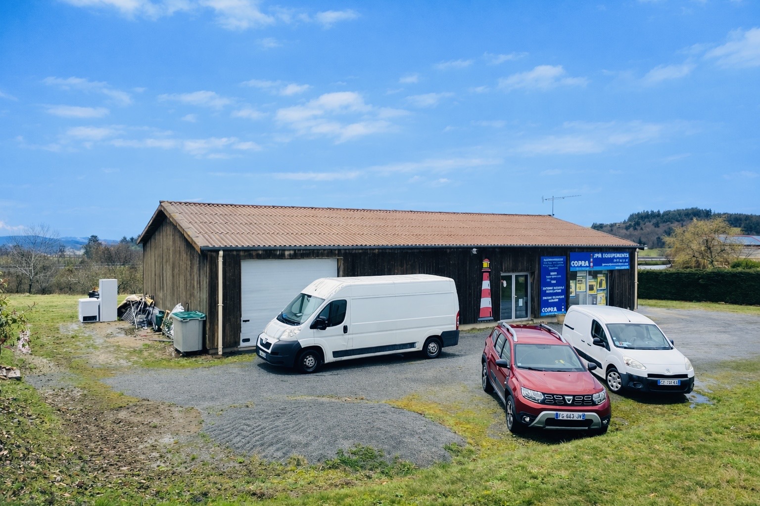 A CÉDER

Cession de commerce spécialisé en appareils électroménager, TV/antenniste, matériel pro, buanderie professionnelle.

Station technique LIEBHERR et agent machine à café UNIC.

Entreprise artisanale spécialisé dans le dépannage et la vente de matériel électroménager. Clientèle fidèle de particulier (85%) essentiellement rurale et professionnels (15%).

Effectif: 2 personnes dont le dirigeant

L’entreprise possède un bâtiment de 220m2 avec bureau, magasin et atelier/garage. Elle est idéalement situé au bord d’un axe principal à 20 min de Roanne et 7 min de l’entrée de l’autoroute.

La société est saine avec un chiffre d’affaire régulier sur les 5 dernières années.

POINTS FORTS:

- Entreprise reconnue depuis 40 ans
- Possibilité de partenariat avec enseigne nationale (COPRA, EXTRA ou PROXI)
- Faible concurrence et secteur d’activité dynamique 
- Personnel formé et fidélisé
- Fort potentiel de développement sans investissement 
- clientèle fidèle

MOTIF DE CESSION :

Départ en retraite du dirigeant

PROFILS RECHERCHÉS:

Personnes dynamiques et motivées souhaitant reprendre l’activité existante ou bien créer une nouvelle activité.

Possibilité de vente du bâtiments avec terrains (2500m2)

Prix de vente et conditions à négocier
