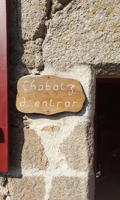 C'est un petit village adossé a la colline, on peut y venir a pieds, ceux qui vivent la y sont heureux. Pays de légendes, riche de son patrimoine culturel et historique, touristique grâce a son Eco-Musée qui retrace la ruralité du siècle passé - 18 sites a visiter-et de ses sentiers de randonnée réputés, le village de Montrol Sénard propose a un couple de gérant un Bar-Restaurant. De réputation affirmée, celui-ci bénéficie d'Avril a Novembre du tourisme et des repas ouvriers pourront être proposés a l'année. Logement possible. Renseignements et contact: Mairie, 03 Route de la Coulée Verte, 0555681206