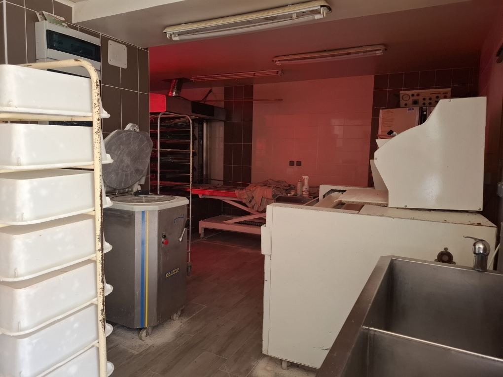 Bail commercial à vendre relatif à un commerce de Boulangerie-Pâtisserie.
Placé au cœur du village de 1250 habitants.
Ce commerce est équipé du matériel nécessaire à la fabrication sur place.
Un appartement de Type F3 est attenant au commerce.

Pour tous renseignements s'adresser à la Mairie au 02.38.97.83.91