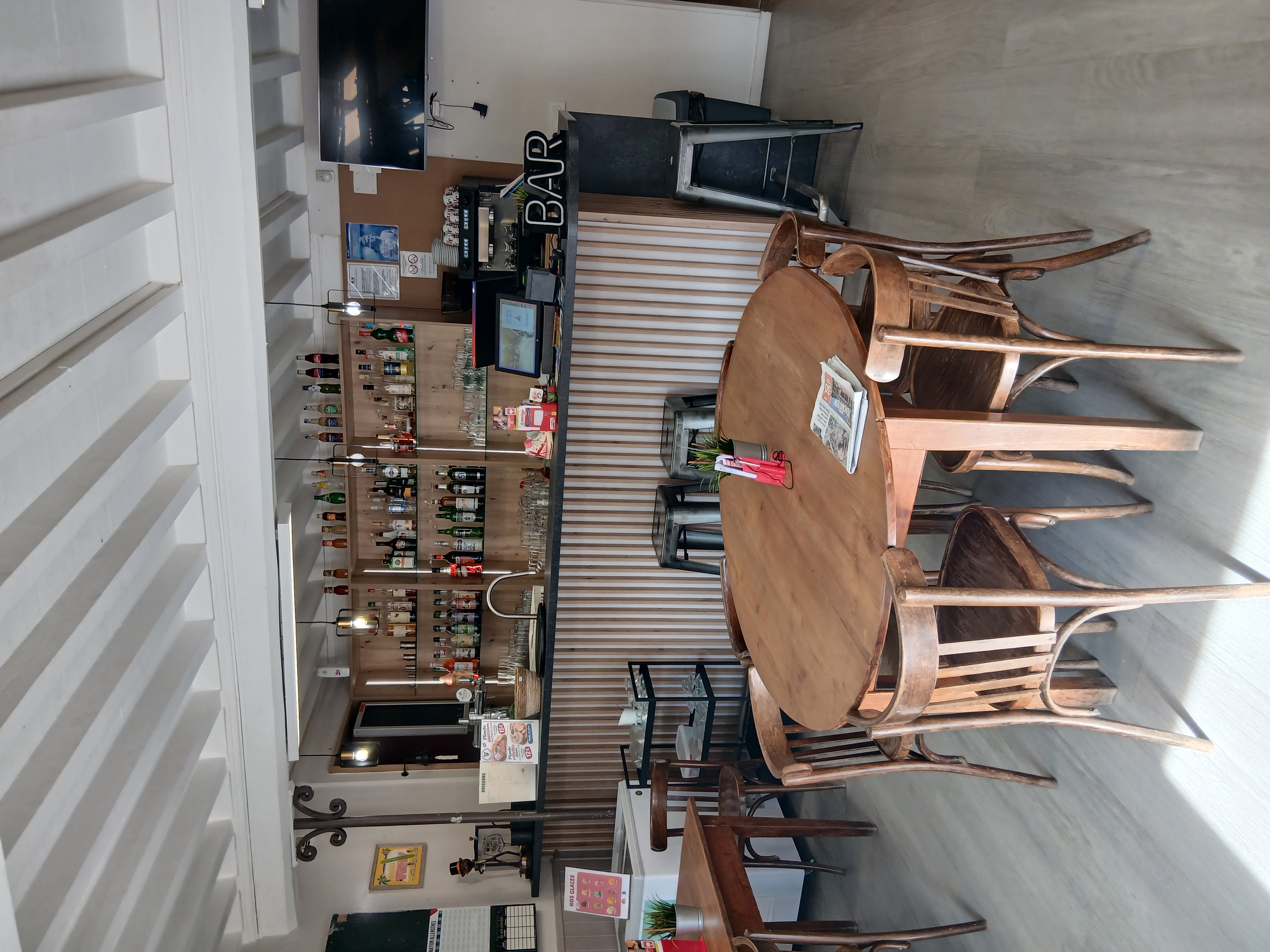 A CEDER - LE COMPTOIR DU BOURG-MULTI-COMMERCE A CLAVEISOLLES(69)

Belle opportunité de reprise d'un commerce multi activités avec logement de fonction, au cœur du bourg de Claveisolles, dans le Beaujolais Vert.

Le Comptoir du Bourg propose une activité diversifiée permettant de répondre aux besoins quotidiens de la clientèle locale et de passage : 

Tabac
FDJ
Presse
Dépôt de pains et pâtisseries
Epicerie
Fruits et légumes
Produits locaux
Bar 
Restauration
Cadeaux
Vente de gaz

License IV

Accès PMR

CA 2025 : 202.000€

Prix de cession du fonds de commerce : 65.000€
Ce prix comprend le matériel et les équipements nécessaires à l'exploitation du commerce.

Le stock de marchandises sera valorisé séparément au moment de la cession sur la base d'un inventaire contradictoire.

Location Murs et logement de fonction ( ensemble appartenant à la mairie) :
 727 €uros /mois ( 2026)

Le logement ( 75 m2 au dessus du commerce) est très clair et agréable, il comprend :
Une belle pièce de vie, deux grandes chambres avec placard, un bureau, une salle de bain et WC séparé.

Commerce aux activités complémentaires, offrant plusieurs sources de revenus et un véritable service de proximité pour la commune.

Ideal pour un couple ou un repreneur souhaitant développer un commerce de proximité avec plusieurs activités réunies au même endroit.

Outil de travail immédiatement opérationnel!

Visite et renseignements complémentaires sur demande
