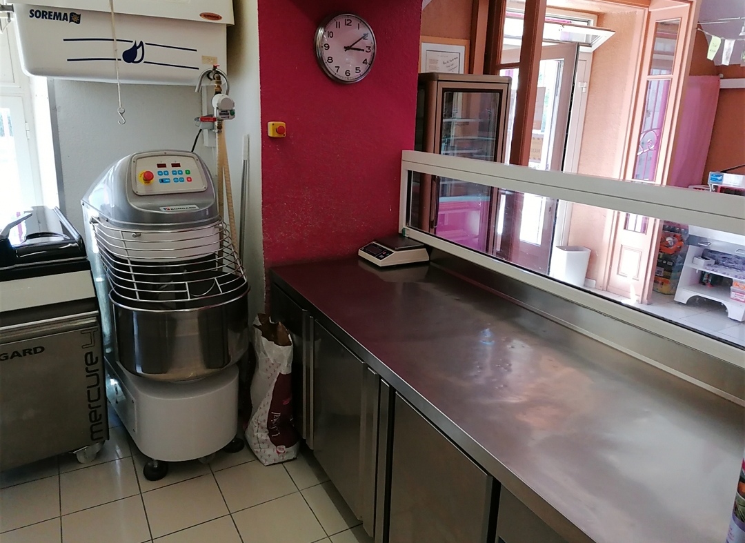 Lédignan est un village de 1400 habitants qui se situe entre Alès et Nîmes. 
Il n'y a qu'une boulangerie dans le village.. 
Le magasin est ouvert du mardi au dimanche de 6h00 à 13h00. 
Capacité de développement avec une ouverture l'après midi. 
Nous prenons actuellement 4 semaines de congés par an généralement 2 semaines en février et 2 semaines fin août. 
Laboratoire et magasin à taille humaine d'une surface d'environ 60m2. 
Vente pour cause de problème de santé.