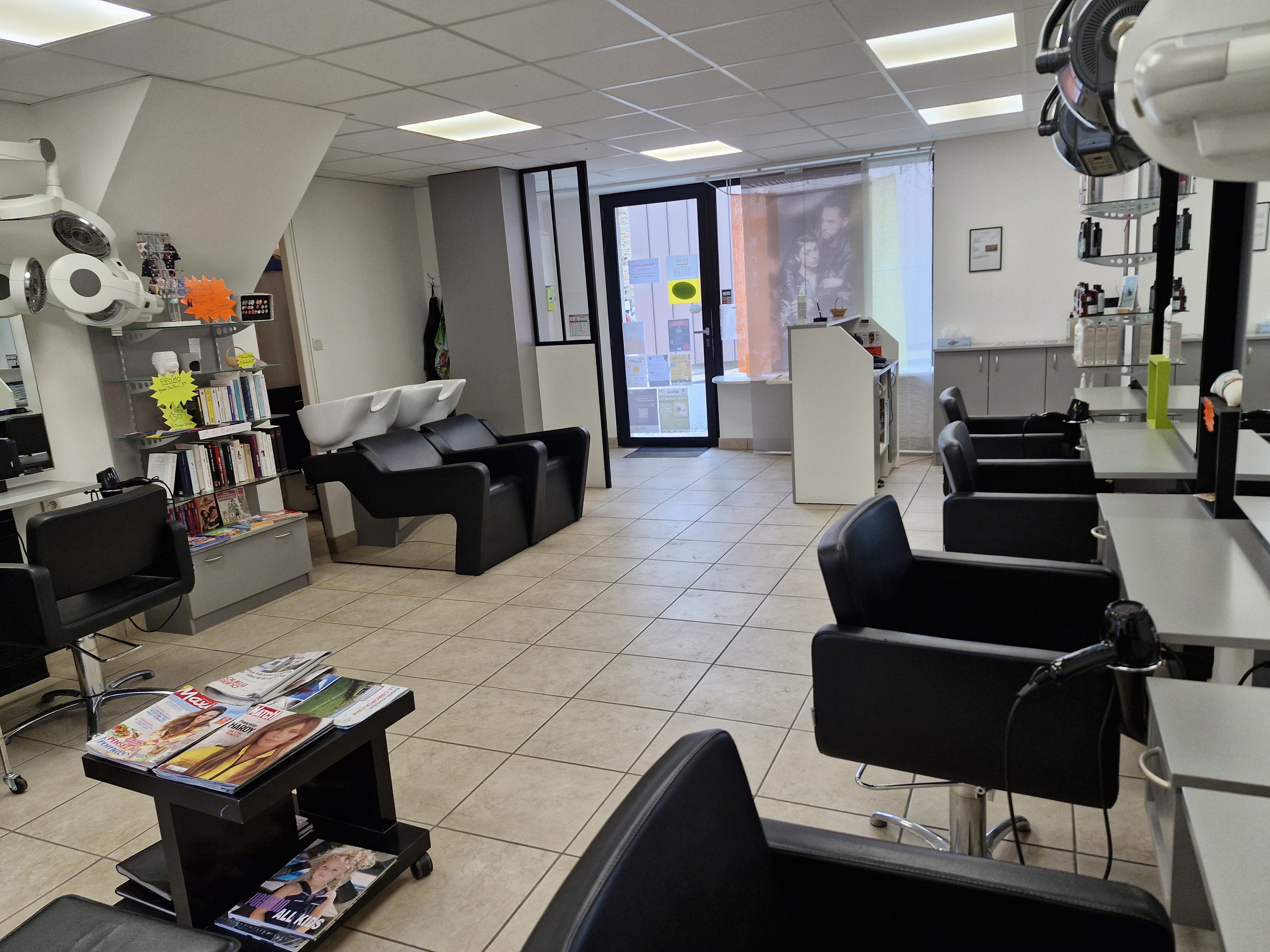 Entre Laval et Chateau Gontier, dans un commerce dynamique à Villiers charlemagne, avec d'autres commerces, je vends mon fonds de commerce salon de coiffure.
Ce salon dispose de 2 bacs à shampooing, 5 postes de coiffage, un coin caisse, une réserve, un wc, sur une surface de 60m2.
Mobiliers, bacs et poste de coiffage sont récents, aucun travaux à prévoir, petit loyer, bonne clientèle fidèle. La climatisation est récente.
Mobilier + fonds de commerce + matériels  = 48 000 €
1 fois par mois présence d'une esthéticienne.
1er contact par mail SVP

Le salon et les clients n'attendent que vous