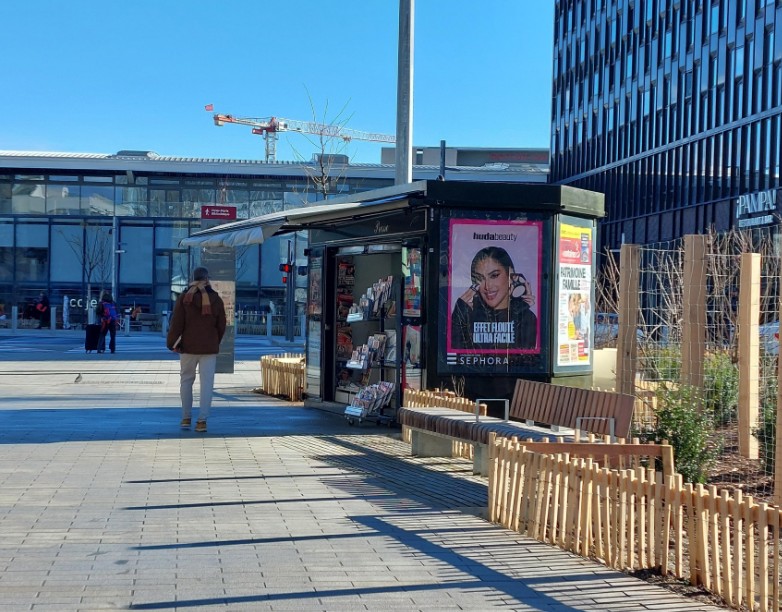Sur un très bel emplacement face à la gare PART-DIEU, nouvellement modernisée, nous vous proposons d'être un acteur local en devenant kiosquier  « presse – loto – multiservices ».

En tant que gérant indépendant enregistré au Registre du Commerce (non salarié, SAS, SASU, SARL, EURL, EI, micro-entreprise…), vous animerez le kiosque situé Rue Docteur Bouchut à LYON.

Idéal pour un complément de revenu, les retraités sont les bienvenus.

Vous disposerez de ce kiosque sans droit d’entrée, sans investissement dans un pas de porte ou fonds de commerce avec de faibles charges :

Loyer 250€ HT mensuel, dépôt de garantie 900€
Electricité
Assurance
Routeur ou box 4G
Caisse informatisée spécifique à la presse(Strator, Bimedia, JDC…): entre 80 et 100€/mois
Un fond de roulement/trésorerie de 5000€ est conseillé pour votre fonctionnement
Contrat de 2 ans renouvelable jusqu'en 2030

Un agrément de diffuseur de presse en effectuant une formation obligatoire vous sera délivré. Le dépôt de presse OYE DISTRIBUTION à CHAPONOST vous indiquera les conditions et le métier, et il vous livrera quotidiennement les journaux.

Un autre dossier sera à présenter pour les jeux (PMU/ “la Française des Jeux/FDJ”). Prévoyez 2 mois minimum avant une ouverture(avec les jeux).

Les activités exercées sont principalement, la presse :

Presse nationale(23%) et régionale(14%)
Les jeux de la Française des jeux (FDJ): jeux de grattage, tirage (5%)
Les souvenirs, les cartes postales, librairie, petits relais colis, bimbeloterie…
Les boissons, les glaces emballées, les confiseries…

Vos revenus proviendront des commissions

Les horaires sont en général de 7h/7h30 –18h/19h 
(Dimanche si vous le souhaitez)

Je reste à votre écoute pour vous apporter plus de détails.