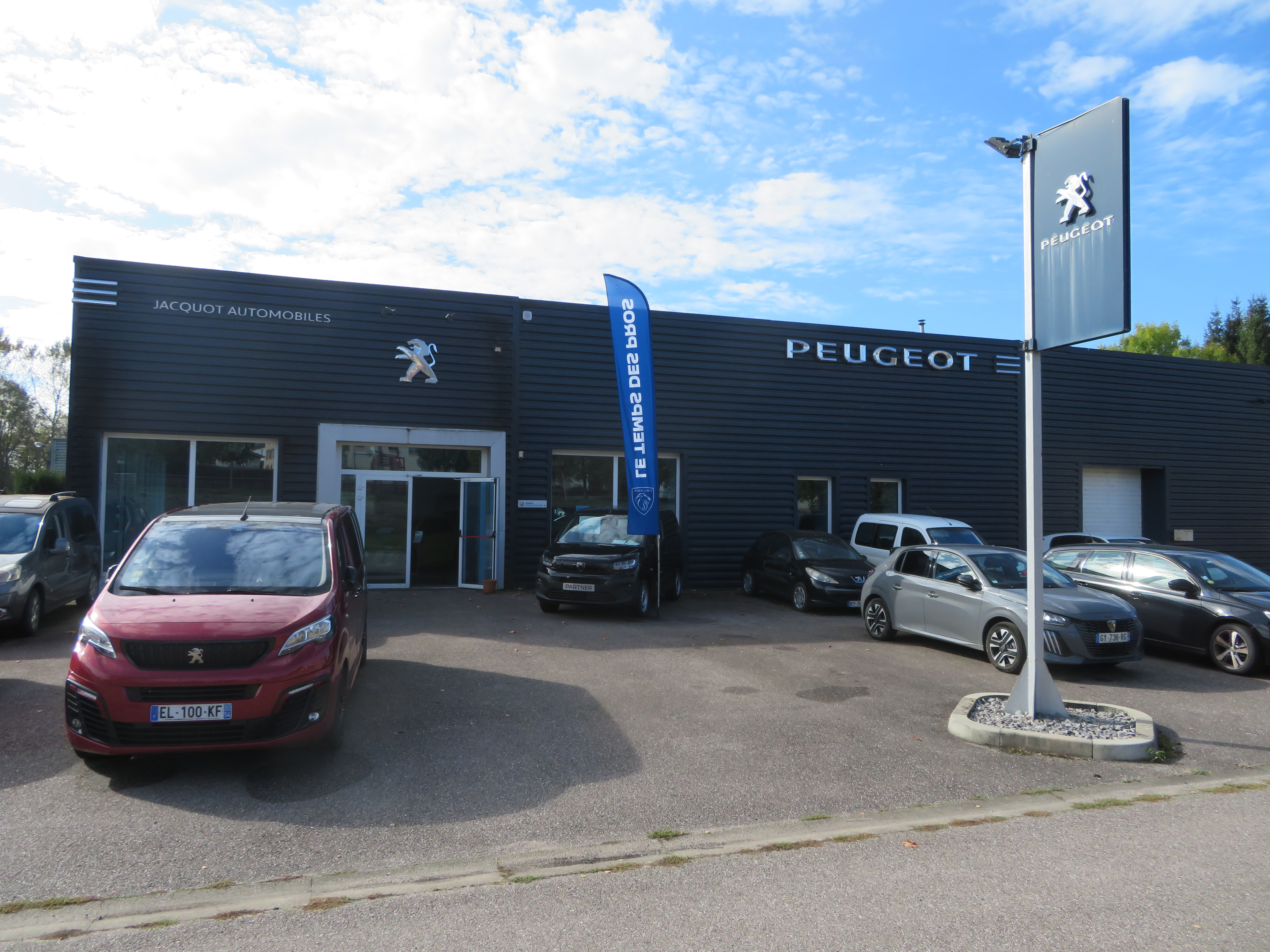 GARAGE AUTOMOBILES TENU 35 ANS CAUSE RETRAITE DANS 15 MOIS MÉCANIQUE CARROSSERIE VENTE DE VÉHICULES .BONNE CLIENTÈLE .MILIEU RURAL VILLAGE DE 350 HABITANTS EN MEURTHE ET MOSELLE AU BORD DES VOSGES .AGENT PEUGEOT MAIS AUSSI MULTI MARQUES.JE PEUX VOUS FORMER MES 15 MOIS RESTANT .JAMAIS UN MANQUE DE TRAVAIL.ON VOUS ATTENDS AVEC GRAND PLAISIR .N HESITER PAS A ME CONTACTER POUR PLUS DE RENSEIGNEMENTS