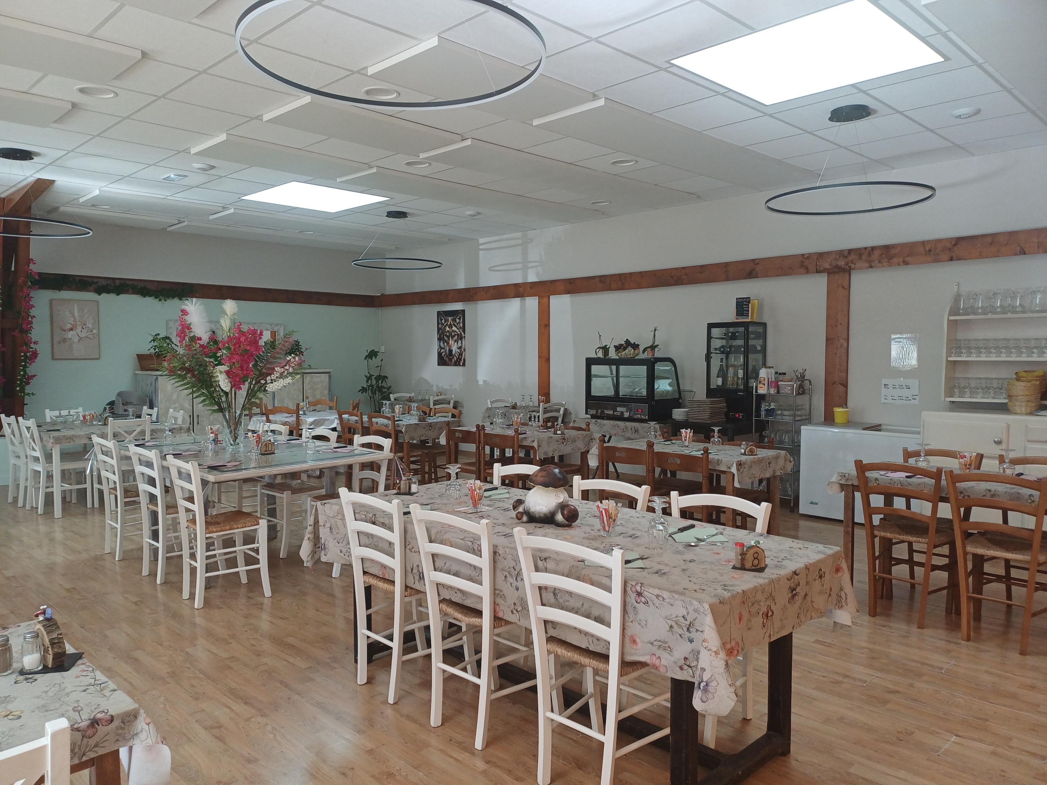 A reprendre, restaurant – bar- gîte proposant de la restauration traditionnelle, un bar licence IV et des hébergements au cœur de la Margeride à 10 km du lac de Charpal. Logement proposé aux exploitants au-dessus du restaurant. Structure avec une belle capacité : 100m² de cuisine, 300m² de gites, 200m² de restaurant. Idéal pour un couple. 
Conditions de mise à disposition : vente du fonds de commerce : 50 000€ - Location des murs via bail 3-6-9 : 400€ pour le logement et 720€ pour le restaurant.