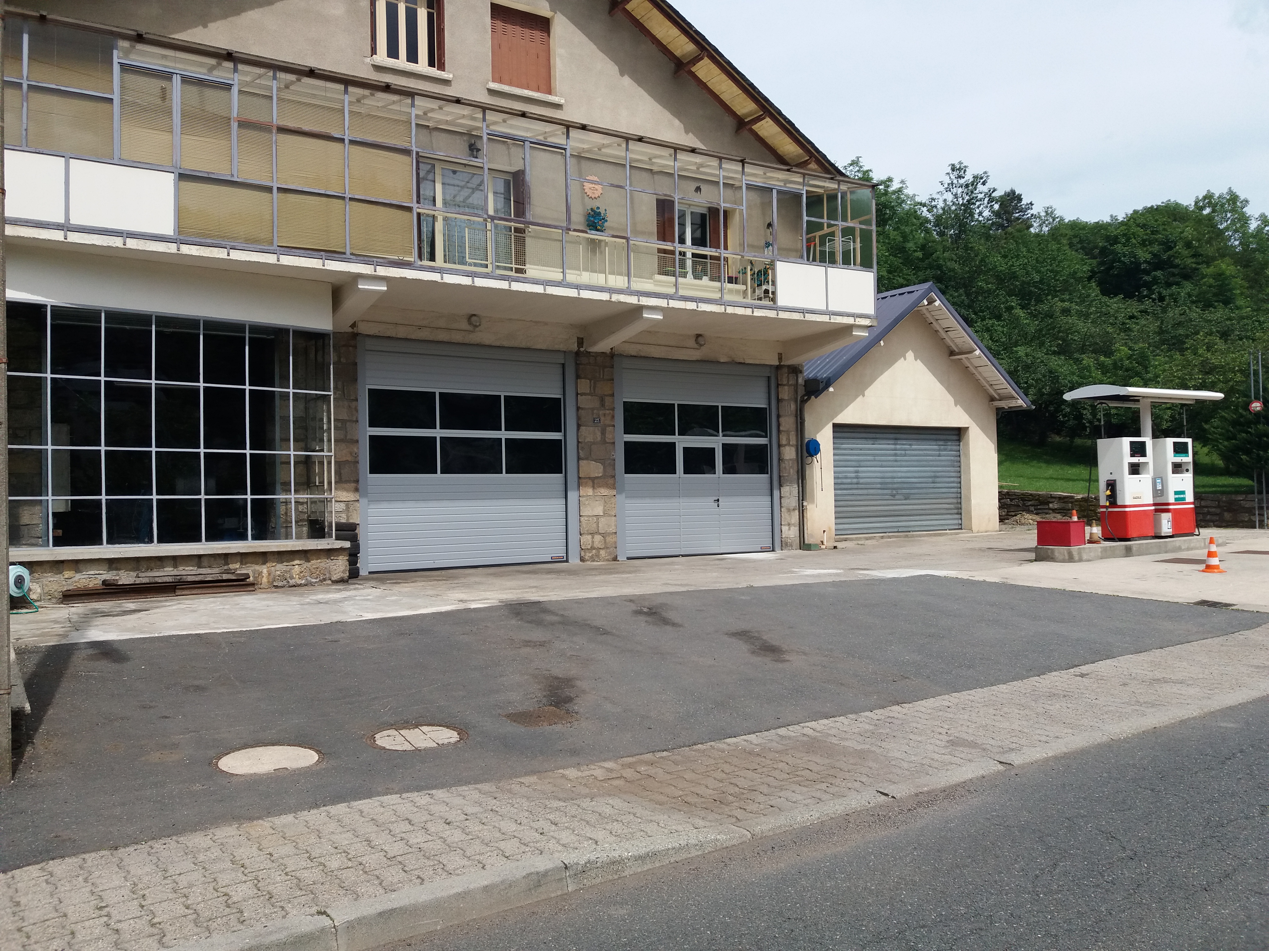 A reprendre, un garage automobile avec une station-service 2 pompes. Idéal pour un couple. L’affaire se situe dans le secteur du Mont-Lozère à 30mn de Mende.

Le bâtiment comprend une espace de vente/accueil de 20m², un atelier de mécanique de 225m² + une réserve

Conditions de mise à disposition : Location-gérance