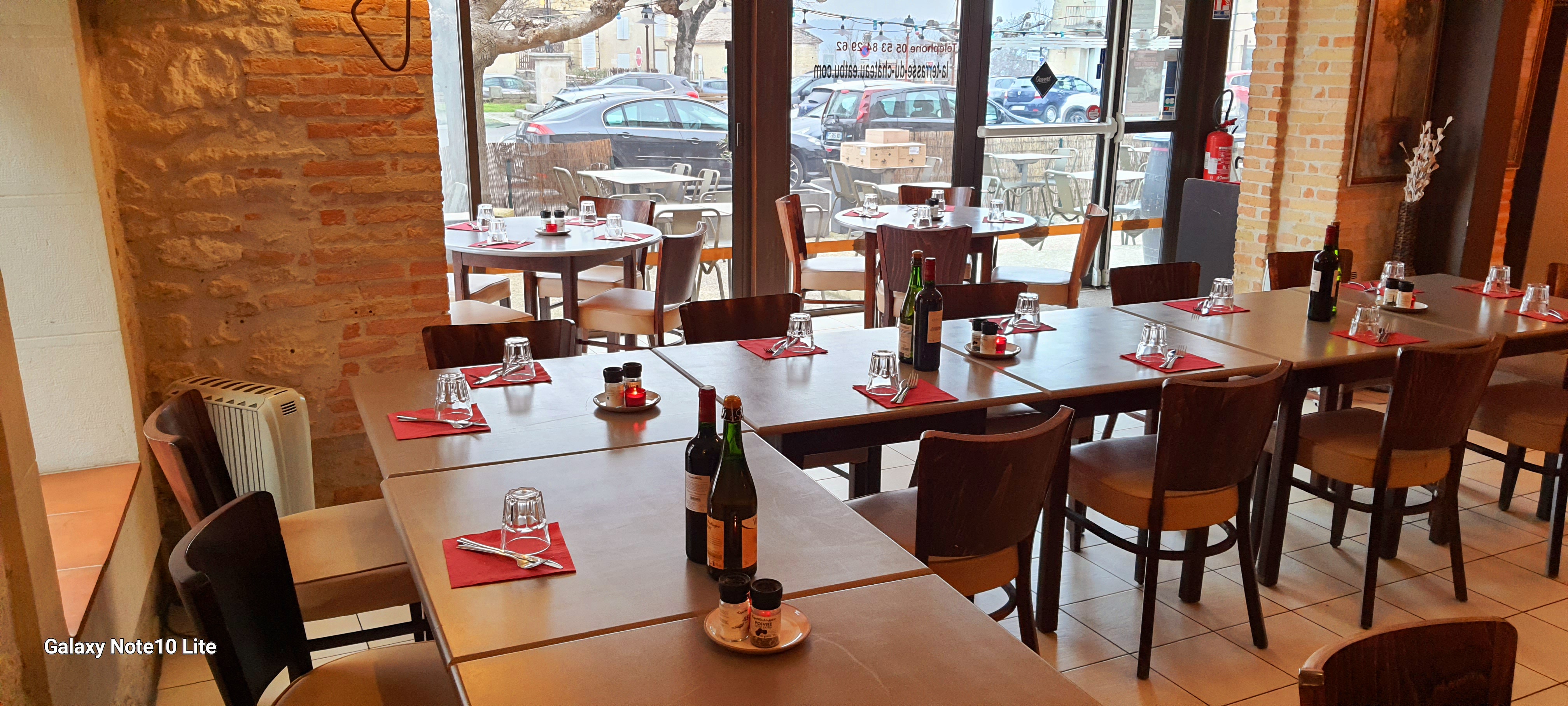 Restaurant Crêperie - 30 Places Intérieure & 30 Places Terrasse - Idéal Jeune Couple 1ere Affaire - beau Potentiel avec le Château de Duras juste en Face - de Nouvelles Idées seront les bienvenus n'hésitez pas, moi je prépare ma Doucement ma Sortie ( Retraite ). Éric.