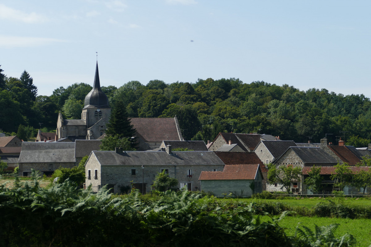 * AU COEUR DU VILLAGE * FOURNIL ET BOUTIQUE PRÊTS À FONCTIONNER * EQUIPEMENT COMPLET DONT VÉHICULE DE TOURNÉE * HABITATION COMPRISE
Fonctionnement de l'activité : Vente en boutique 6 jours par semaine de 7h00 à 13h00. Livraison en tournée dans un rayon de 30 km.
Personnel : 1 vendeuse/livreuse à 25h hebdomadaires. Autres services : dépôt-vente de gaz, petite épicerie.
Clientèle : locale et touristique pendant l?été.
Le local d'une superficie de 280m²
RDC aux normes PMR de 130m² : Magasin, cuisine vestiaire avec WC et douche, réserve, fournil, laboratoire à pâtisserie local à farine.
A l?étage : Logement de 49m² comprenant deux pièces dont une avec balcon, une salle de bain, WC + 52m² de combles aménageables 
Sous-sol : 52m² comprenant garage, chaufferie, local à fuel, cave. 
Equipement : Tout le matériel nécessaire à la fabrication du pain et des pâtisseries + véhicule de livraison.
Infos pratiques
Propriétaire privé
Prix du fond : 50 000?
Location des murs 500?/mois (possibilité d'achat 70 000?)
Disponibilité : dès à présent.

Aide et accompagnement possibles. Renseignements : Communauté de communes Marche et Combraille Mme Rachel LOILLIER, Accueil-Attractivité 06.75.32.93.41 ou rloillier[a]marcheetcombraille.fr
Mairie de Lupersat - Secrétariat : 05.55.67.67.51

Marche et Combraille : l?essentiel est ici ! Lupersat est une commune de 300 habitants à proximité immédiate de la D988 reliant Auzances (15km) à Aubusson (20km).
Sur place : bar/épicerie, relais postal, bibliothèque, ramassage scolaire, tournées du fromager et du boucher, sentiers de randonnées, associations.
Les emplois à pourvoir sur le secteur : Aide-soignant, Employé grande surface, Professionnel de santé, Secrétaire-comptable, Artisan?Et bien d?autres à retrouver sur https://www.job23.fr/

Rachel LOILLIER Communauté de communes Marche et Combraille en Aquitaine
rloillier@marcheetcombraille.fr
0555679694