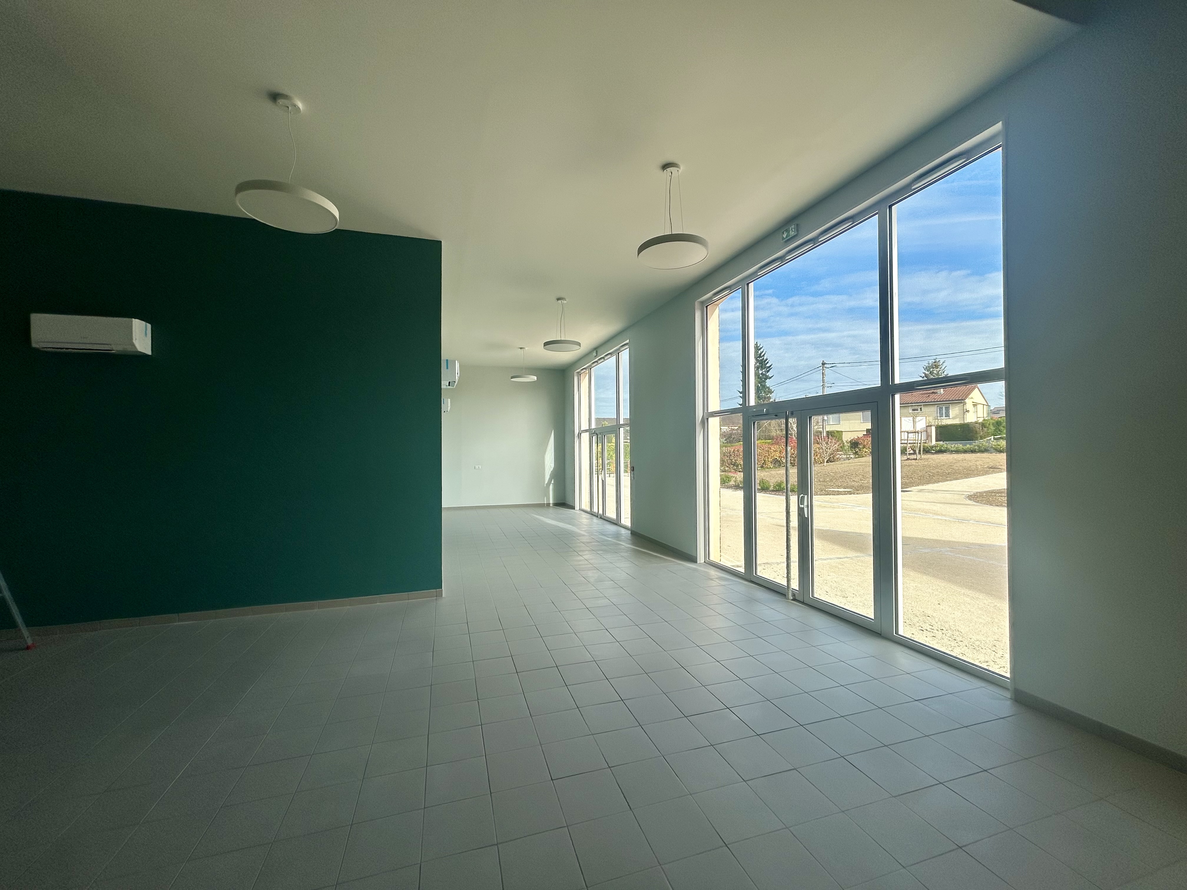 Commerce multiservices à Courtois-sur-Yonne

La commune de Courtois-sur-Yonne, située au nord du département de l’Yonne, s’inscrit dans une dynamique de revitalisation de son centre-bourg en lançant la création d’un commerce multiservices de proximité. Dans ce cadre, elle recherche un exploitant indépendant pour assurer la gestion et l’animation de ce futur lieu de vie.

Activités prévues :

Le commerce proposera une offre diversifiée, comprenant notamment :
 • Une épicerie de première nécessité : épicerie sèche, produits frais, produits d’hygiène ;
 • Une gamme de produits locaux ;
 • Un service de sandwicherie/snacking sur place et à emporter ;
 • Un débit de boissons (licence III) ;
 • Une rôtisserie ;
 • Un dépôt de pain et de bouteilles de gaz ect…
 • Un point relais colis ;
 • Des animations et soirées à thème (en autonomie ou en partenariat avec les associations locales).

D’autres services pourront être envisagés en fonction des propositions de l’exploitant, des besoins de la population et de l’évolution des modes de consommation.

Profil recherché :

L’exploitant, inscrit au registre du commerce, devra faire preuve de :
 • Sens de l’accueil et de l’animation ;
 • Goût pour la relation client et la proximité ;
 • Capacité à créer un lieu convivial et chaleureux au service des habitants.

Conditions d’exploitation :
 • Local situé en cœur de village, à proximité immédiate de la mairie et de l’agence postale ;
 • Surface commerciale de 120 m² entièrement réhabilitée ;
 • Ouverture envisagée : Premier trimestre 2026 ;
 • Aucun droit d’entrée ni achat de fonds de commerce ;
 • L’exploitant assurera l’équipement en mobilier et matériel professionnel ;
 • Loyer progressif pour faciliter le démarrage de l’activité.

Soucieuse de renforcer les services de proximité et le lien social, la commune de Courtois-sur-Yonne accompagnera activement le porteur de projet dans la mise en œuvre de cette initiative.

Pour tout renseignement complémentaire ou pour candidater, merci de contacter la mairie.