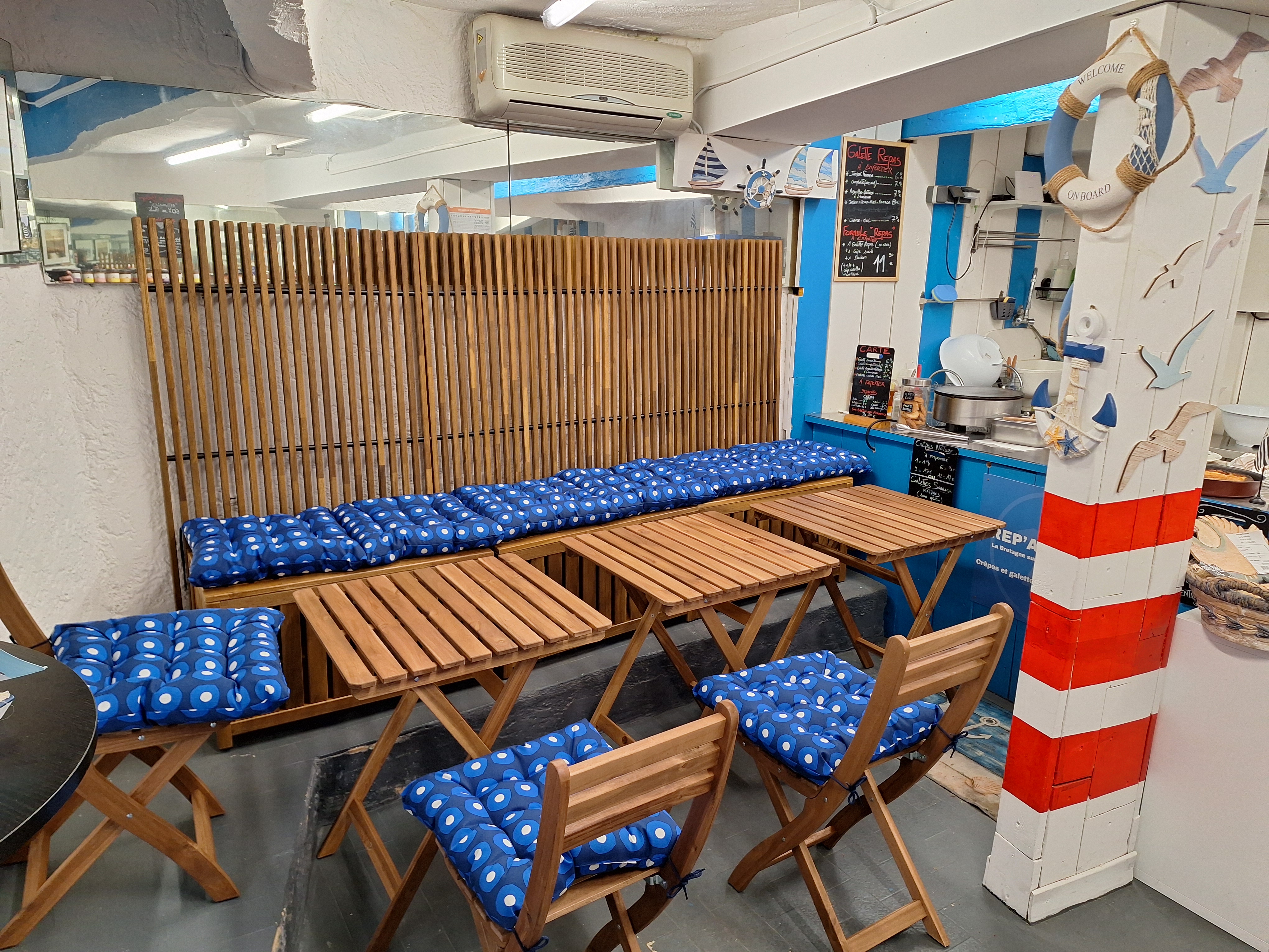 Ventes crepes galettes bretonnes,sur place ou a emporter,epicerie,
Local refait a neuf interieur exterieur
Tableau et electricite neufs,chambre froide,clim,
Dans rue tres commercante.
Emplacement n1