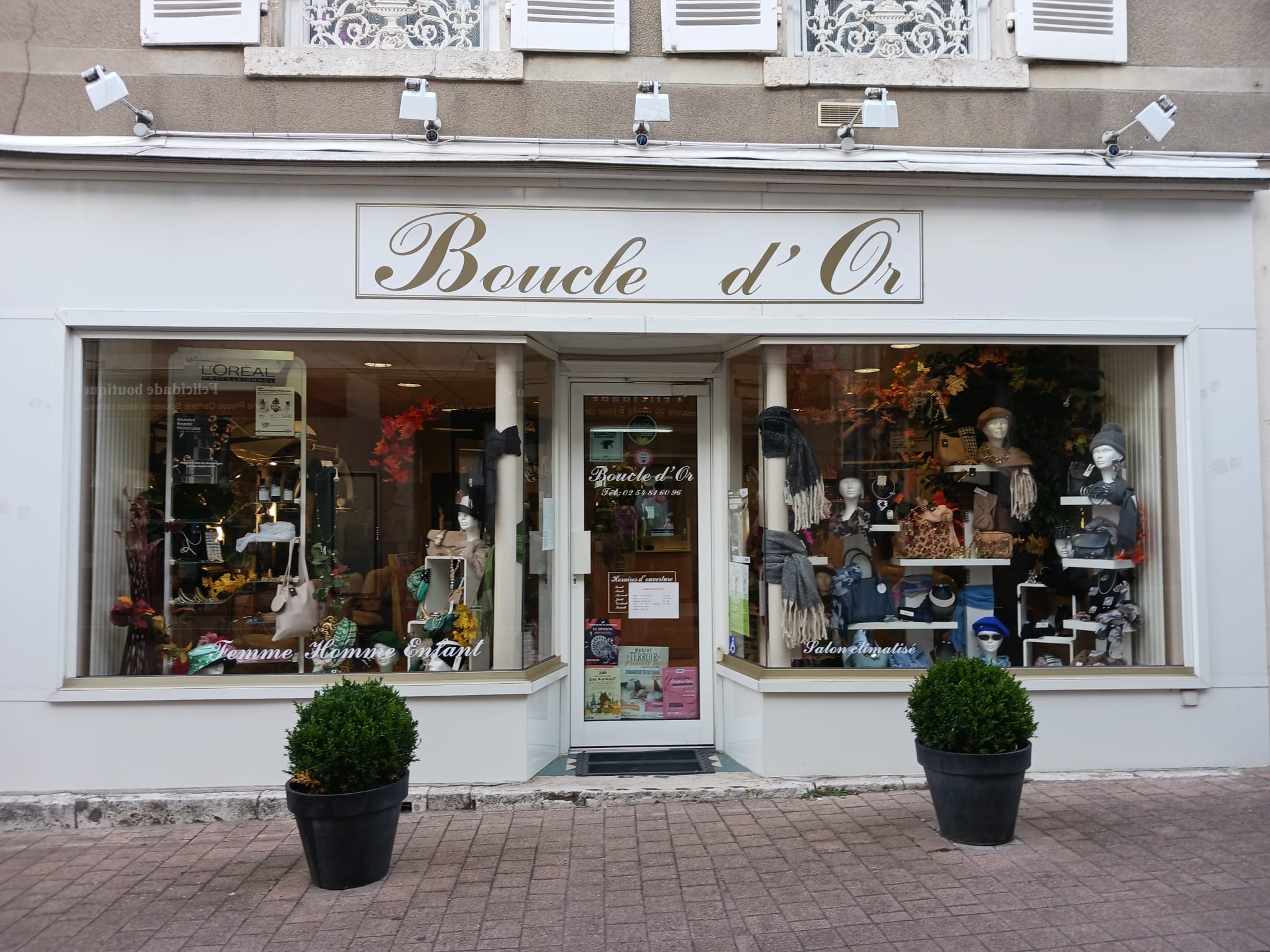 A céder, cause retraite, SALON de COIFFURE mixte dans la commune de MER 41500 (Loir et Cher).
Salon très bien situé en centre ville avec parking à proximité (Halle de Mer).
Environ 60 m² de locaux commerciaux.
Salon exploitable de suite. 3 bacs, 5 bancs de coiffage. L'esthétique du salon est très belle et le matériel est en très bon état (voir photos). Climatisation réversible. Possibilité de logement à l'étage (chambre, salon avec bureau, cuisine, salle d'eau, wc). Clientèle fidèle depuis 2006.
Effectif : la chef d'entreprise, sans employé.
Activité annexe : coin boutique avec vente de bijoux et d'accessoires.
CA 2023 : 82 000 € HT - Prix à négocier.