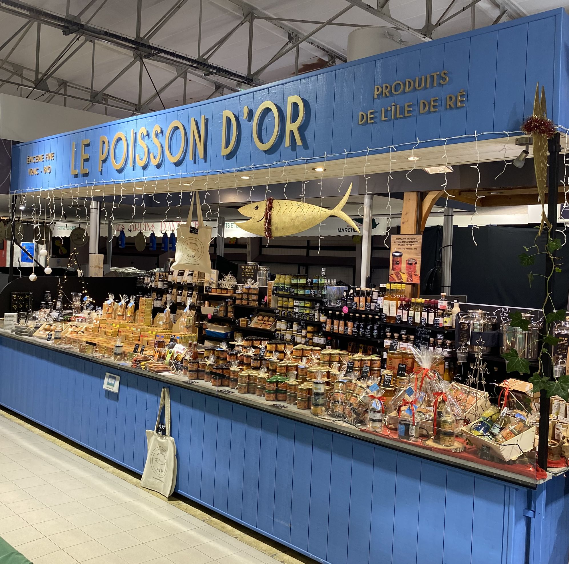 Venez vivre et travailler dans un lieu exceptionnel et préservé !
Vous souhaitez changer de vie ou vous développer?
Le marché du Bois Plage est le plus grand de l'île de Ré.
Beaucoup de passage en saison.
Stand de 6 mètres linéaires au milieu de l'allée centrale, très bien placé.
Marché saisonnier mais aussi ouvert toute l'année pendant les vacances scolaires et 4 jours semaines hors saison et hors vacances...
Peu de charges. Très faible loyer: environ 300€/mois.
Possibilité de faire toutes activités qui ne sont pas encore présente sous la halle... (exemple: traiteur asiatique, cuisine d'Amérique du Sud, cuisine Indienne, Grecque, Portugaise, Marocaine, Libanaise, végétarienne, chocolat, glace, jus de fruits, confiture...)
N'hésitez pas à me contacter pour toutes questions.