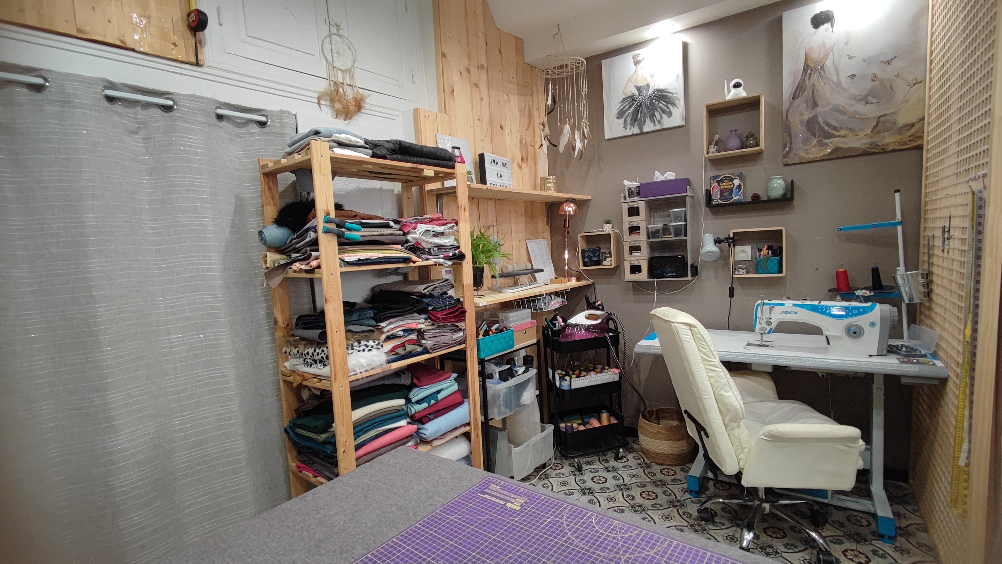 Si vous êtes couturièr(e) passionné(e) et que vous rêvez de vous installer dans votre propre boutique pour vivre de votre passion, cette annonce est pour vous.

Après avoir réussi à implanter mon activité et créer ma clientèle pendant 5 ans, je propose à la vente mon fond de commerce de retouches couture et de vente de vêtements, bijoux et accessoires.

L'activité est rentable avec CA en hausse depuis 5 ans, idéale pour une installation rapide avec revenus immediats.

Fort potentiel de développement (créations, ateliers, vente en ligne, partenariats, etc.) et le local permet, en plus de l'activité de couture, une activité complémentaire de vente de votre choix.

Je suis disposée à vous accompagner pour vous aider à prendre l'activité en main rapidement, formation possible.

Prix de vente du fond de commerce :
12 000 € pour l'activité clé en main !
+ Loyer mensuel du local : 360€ (bail commercial)

Le local comprend une partie boutique de 28m² avec une grande vitrine, au fond une remise de 15m² et une cave à votre disposition. Des travaux d'amélioration sont prévus pour créer pour vous un espace repas et wc séparés.

Contactez-moi pour plus d'informations.