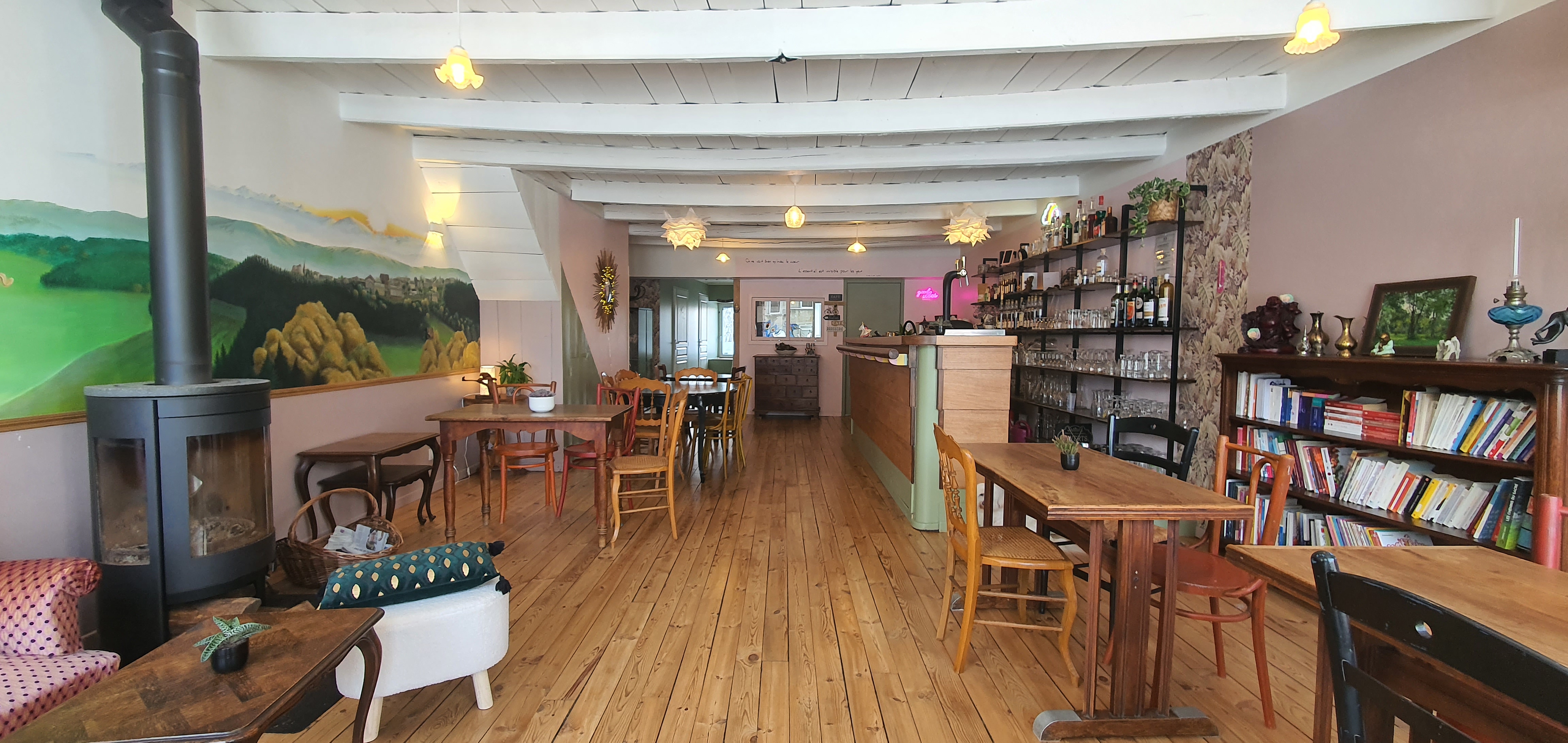 Fay Sur Lignon, Haute-Loire, bourg vivant avec poste, pharmacie, boulangerie, ecole primaire, épicerie bio et locale et restaurant, au croisement de nombreux chemins de randonnées (5 GR dont compostelle) et dans un environnement naturel préservé.
Secteur touristique très demandé proche des Estables, du Mont Mézenc et des Monts d'Ardèche.

idéalement située dans le centre du village, l'ensemble type maison de village d'environ 150 m2 hab. et 1100m2 de terrain à l'arriere.
au rdc un café bar petite restauration déjà agencé sur 70 m2 avec cuisine semi professionnelle et terrasse 25 couverts.
À l'étage, la partie logement est composée de 2 chambres, d'un séjour/salle à manger cuisine ouverte équipée meublée, d'une salle d'eau et de WC et d'un grenier.
Au niveau du jardin environ 70 m2 de sous-sol avec cave voûtée - Prestations: Tout réseaux, fibre, couverture tuiles, isolation murs, électricité et plomberie 2017, double vitrage PVC, chauffage par poêle à bois 2024 et convecteurs électriques, VMC
Pas de fond de commerce ni pas de porte. Achat des murs avec local commercial au rdc.
Photos supplémentaires sur demande