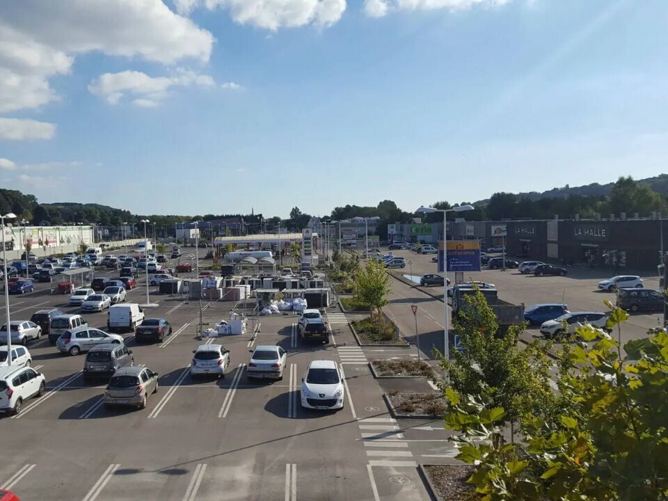 À Montivilliers, dans la zone commerciale de La Lézarde, ce restaurant spacieux de 1 268 m² a été entièrement rénové en 2019. Il offre une capacité de 300 couverts répartis sur trois grandes salles, avec un aménagement moderne et fonctionnel. L’établissement est entièrement équipé et prêt à l’exploitation, avec parking clients et accès facilité pour la clientèle.

Surface totale : 1 268 m²
3 salles de restauration de 100 places chacune
Cuisine professionnelle haut de gamme
Réserves, vestiaires et bureaux
Zone de livraison et bar équipé

Loyer annuel HT/HC : 130 000 €
Loyer mensuel HT/HC : 10 833 €
Charges annuelles : 8 800 €
Prix du fonds de commerce : 636 000 € FAI
Honoraires agence : 36 000 € HT à la charge de l'acquéreur

Annonce proposée par Pôle Implantation Commerce, service d'accompagnement des porteurs de projets commerciaux (réf. Ref076225).