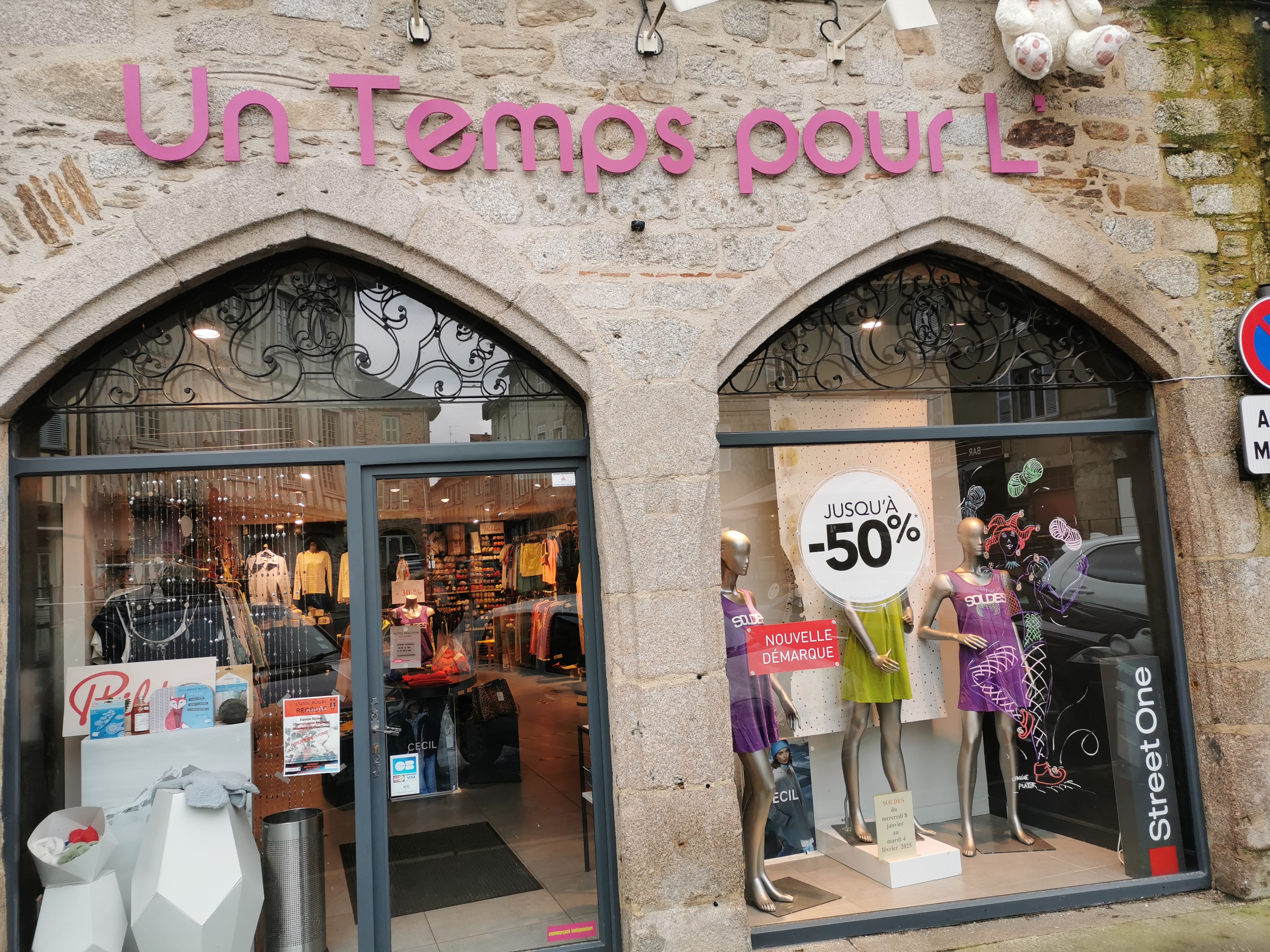 Située dans le coeur de ville, dans un quartier dynamique et fréquenté, bénéficiant d'une excellente visibilité et d'un fort passage piétonnier. Stationnement à proximité pour plus de commodité.
Mode féminine tendance et de qualité, adaptée à toutes les occasions.
Accessoires bijoux, sacs à main, écharpes ...
Distributeur départemental de la marque Phildar.
Surface local commercial de 70 m2 + réserve 6.50 m2, avec vitrine attrayante.
Mobilier, présentoirs, caisse enregistreuse et autres équipements inclus pour une reprise immédiat.
Fidèle clientèle locale déjà établie.
Aide financière de la mairie pour le loyer.