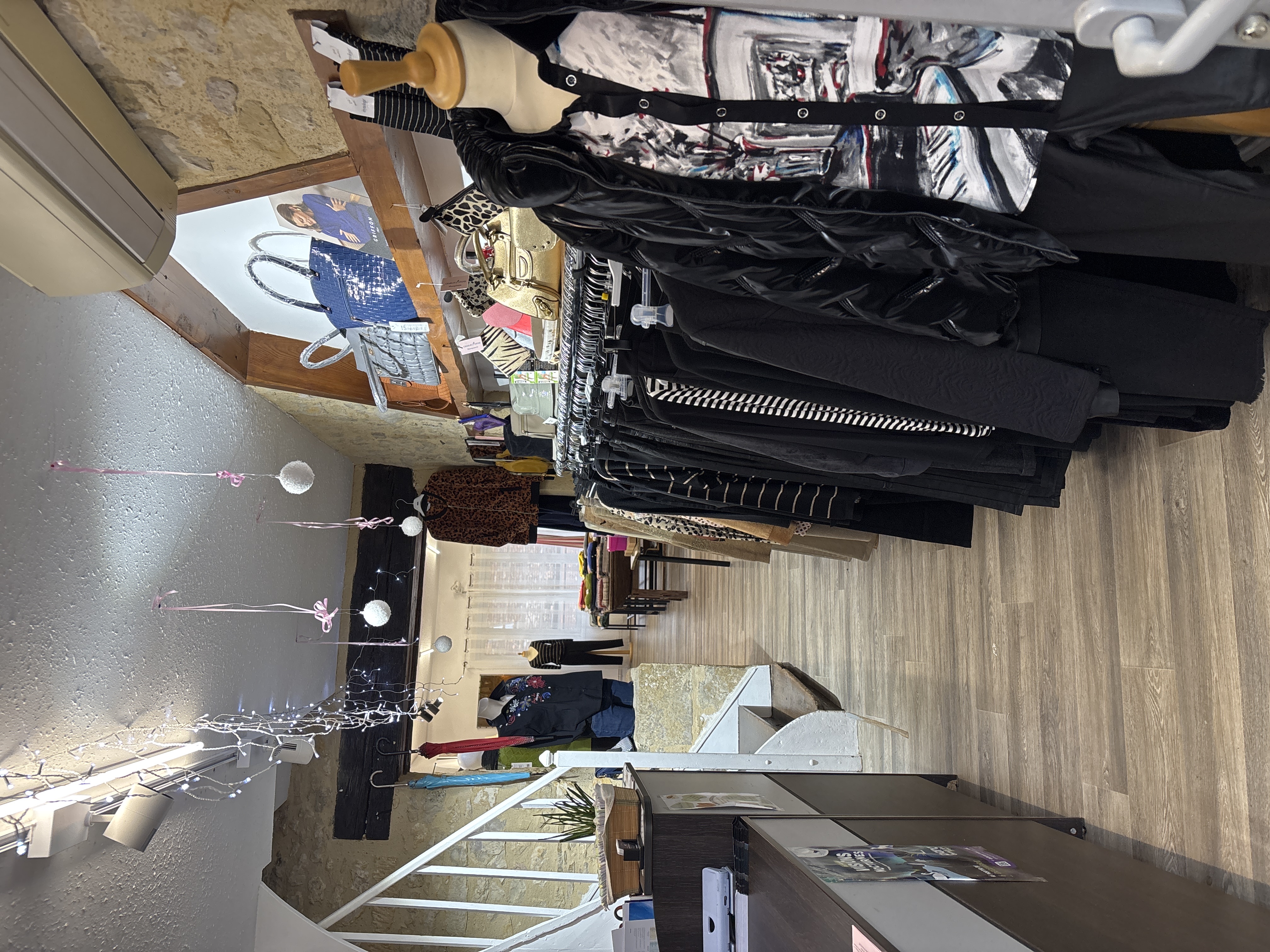 Au sein d’un joli village de 1500 habitants, parmi quelques commerces de proximité comme la boulangerie, boucherie, épicerie, pharmacie, bar, salon de thé etc… se trouve une jolie boutique de vêtements hommes et femmes de 70m2 avec une réserve de 30m2 ,avec pierres apparentes à l’entrée, peintures refaites , sol refait également en lino imitation parquet. Cette boutique est très appréciée car tout le monde y trouve son bonheur. De la taille 34 à la taille 60 et convient aux personnes de 30 à 100 ans..
Le local appartient à la mairie et bénéficie d’un loyer modéré.