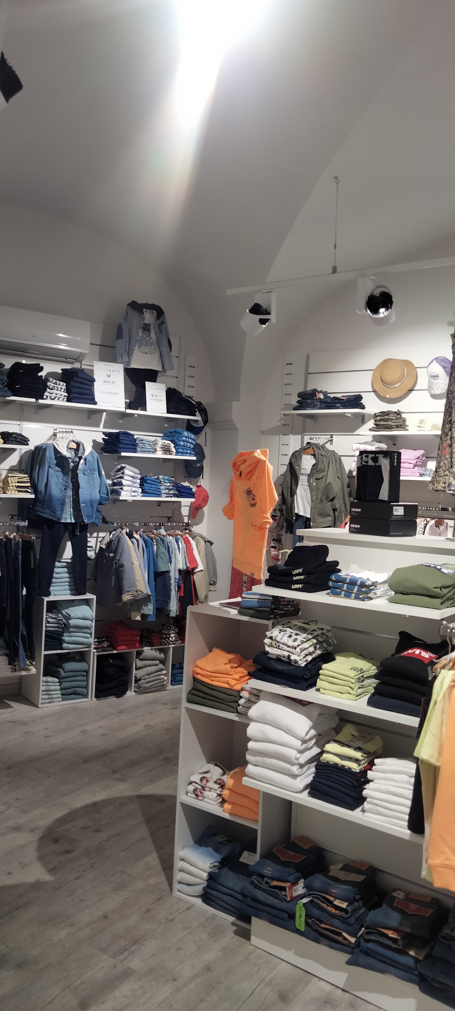 Cause retraite à vendre belle boutique pour enfants ( 3mois à 18 ans ) très bien située en centre ville d Issoire 
80 m2 de surface de vente
20m2 de réserve