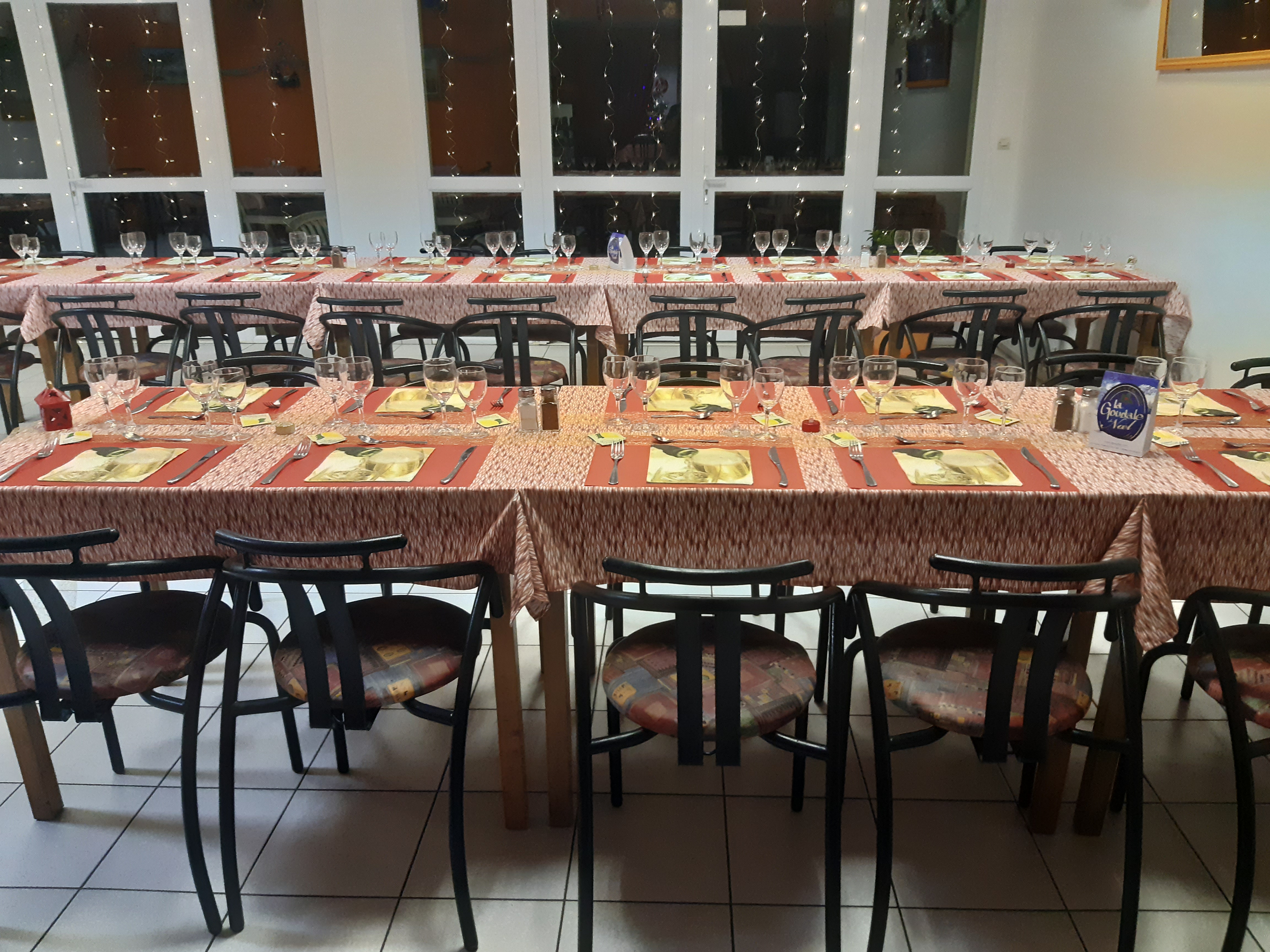 Je vends un fonds de commerce Bar, Tabac, Restaurant dans le monde rural situé à Teillé 44440. Il est situé dans le bourg d'une commune de plus de 1800 habitants.
C'est un village dynamique en plein essor avec ses commerces, une zone artisanale, de nombreux artisans....
Le commerce possède deux terrasses, une devant le bar pouvant accueillir une dizaine de personnes sans problème. La superficie du bar permet d'accueillir une vingtaine de personnes assises autour des tables.
La salle de restauration accueille 60 personnes environ et la terrasse de ce côté augmente la capacité de restauration de 30 personnes, en fonction de son agencement.
La partie cuisine comporte un poste chaud et froid, d'une légumerie, plonge et réserve. 
La mairie est propriétaire de la licence IV. 
L'agrément tabac et de la FDJ sont à mon nom.
Un logement privé se situe au dessus du commerce avec 2 chambres, un bureau, une grande pièce de vie, une cuisine et les sanitaires.
Des travaux sont à prévoir sur le commerce selon les activités que vous mettrez en avant. Il existe plusieurs possibilités de financement que je n'ai pas voulu utiliser pour laisser les enveloppes possibles et la main libre au repreneur. 
Ce commerce a un grand potentiel de développement pour un jeune couple.
