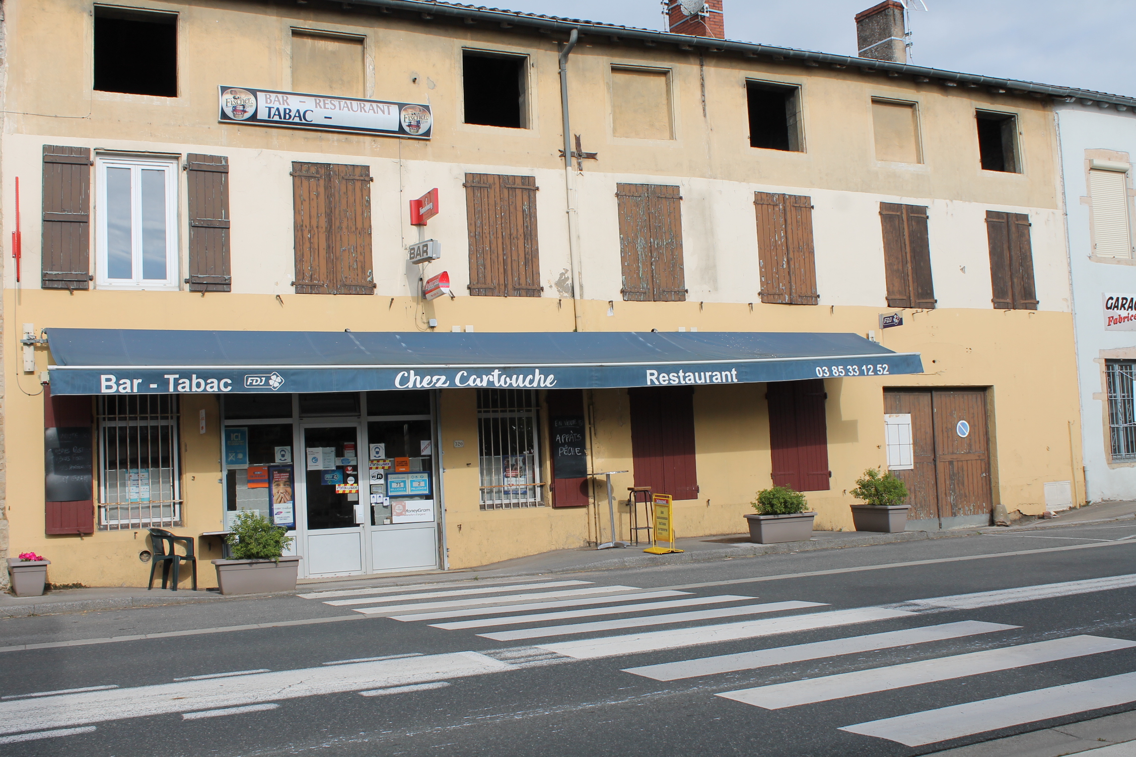 Envie de prendre sa retraite, vend fond de commerce, bureau de Tabac, bar restaurant situé dans petit village en Bourgogne du Sud. Axe ancienne Nationale 6. Terrasse, cour et bar d'été extérieur. Affaire saine. Restauration à redévelopper.