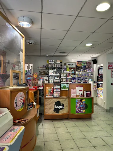 🚨  RECHERCHE REPRENEUR POUR BAR – TABAC – PRESSE 🚨
📍 Marvejols (Lozère)

Prix de vente : 270 000 €

À Marvejols, en Lozère, nous proposons à la vente un commerce de proximité réunissant plusieurs activités et services : bar, tabac, presse, PMU, FDJ et relais colis.

Grâce à cette diversité d’activités, l’établissement bénéficie d’une clientèle variée et régulière, avec plusieurs motifs de fréquentation au quotidien.
L’établissement propose notamment :

☕ Bar
🚬 Tabac
📰 Presse
🏇 PMU
🎟️ FDJ
📦 Relais colis

Cette complémentarité en fait un véritable commerce de proximité, au cœur de la vie locale.

Autre atout majeur : le commerce est vendu avec un appartement situé directement au-dessus du bar. Le logement dispose de 3 grandes chambres, offrant un espace confortable pour une famille et permettant de vivre sur place, avec tout le confort que cela représente pour une activité de commerce.

Ce commerce peut convenir à un couple ou à une personne souhaitant reprendre une activité déjà diversifiée tout en bénéficiant d'un logement sur place.

L'ensemble constitue une opportunité intéressante pour s'installer à Marvejols, développer une activité de proximité et construire un nouveau projet professionnel et familial. Située au cœur de la Lozère, Marvejols offre un cadre de vie agréable au cœur d’un territoire préservé, entre nature, authenticité et dynamisme local !

Prix de vente : 270 000 €

Pour obtenir davantage d'informations sur le commerce, le logement, l'activité et les modalités de reprise, n'hésitez pas à nous contacter.
