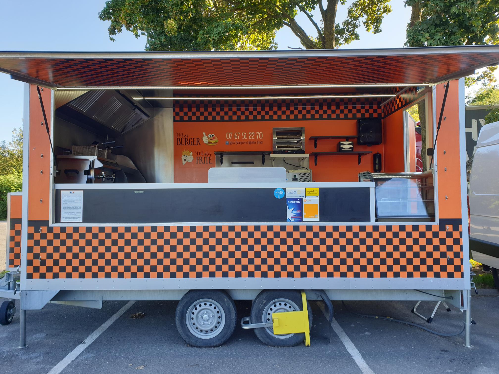 petite entreprise familiale avec une clientèle installée.
la clientèle se distingue:
       entre travailleurs sur la zone d'activite de MEAULTE et ALBERT 
      et les habitants de MEAULTE et des alentours.
le foodtruck sur remorque et le fourgon sont en excellente état avec très peu de kilomètre réalisés.
bail commercial souple avec la mairie de MEAULTE pour l'emplacement
le loyer est de 65 euros par mois.
facilité de stationnement, entrée du stade de football, parking réservé à l'entreprise
l'entreprise possède une excellente image, 
100 avis avec une moyenne de 4.9 étoiles(Google +Facebook)
1293 abonnés sr Facebook avec page vivante.