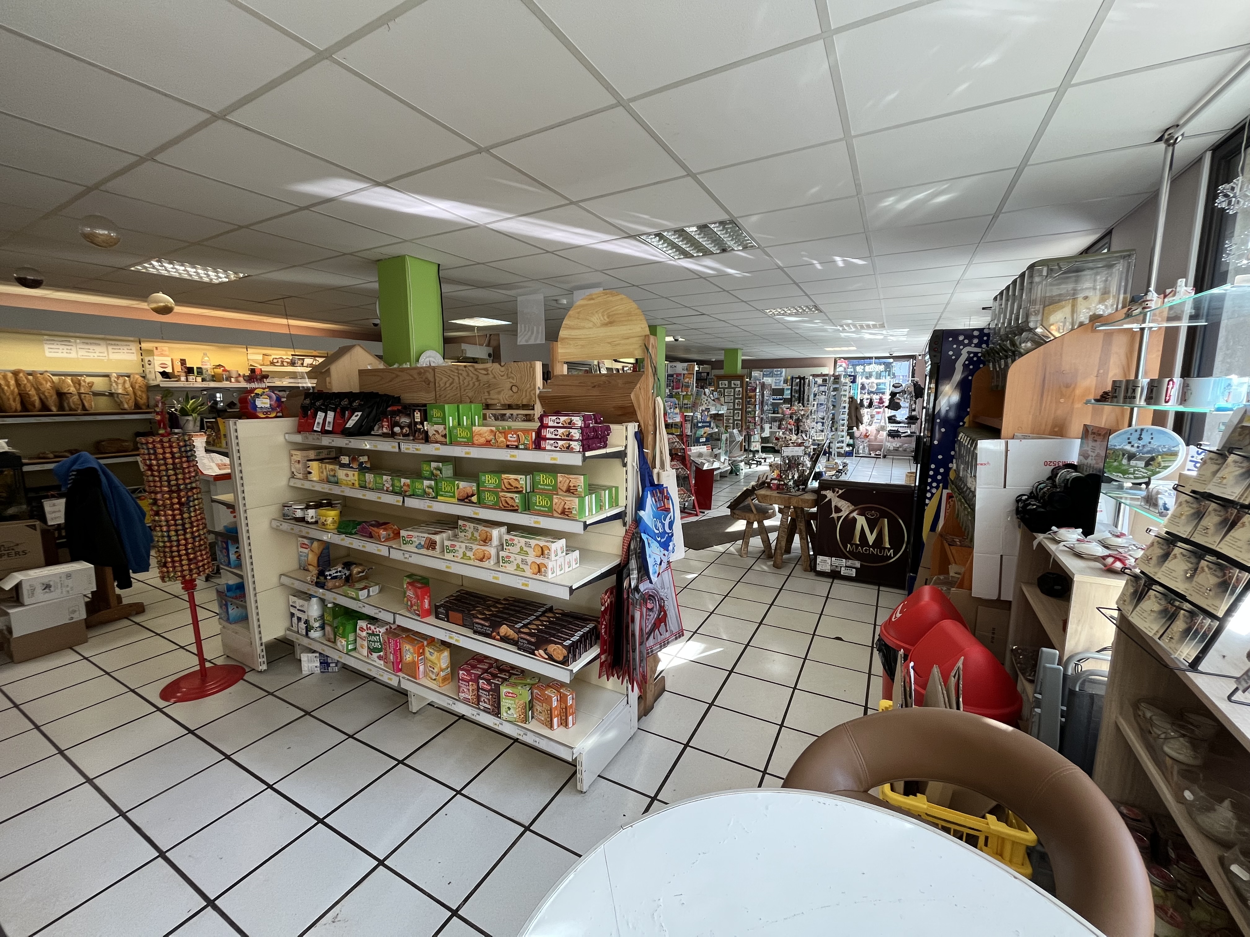 Je vends mon commerce à Aulus-les-Bains (Ariège) 🌟

J’ai adoré tous les liens que j’ai tissés ces 8 dernières années grâce à ce commerce. 
Aujourd’hui d’autres projets m’appellent et je sens qu’il est grand temps de les concrétiser 😄

Alors je vais parler un peu plus de ce joli magasin, actuellement tabac-presse, dépôt de pain, alimentation vrac et bio, souvenirs, librairie Il est lumineux et grand - 100m2. J’ai y mis beaucoup de cœur pour qu’on y trouve des produits de qualité, notamment des produits locaux.

Si vous n’êtes jamais venu à Aulus-les-Bains, le cadre y est magnifique 🌿
C’est un village thermal de moyenne montagne situé sur le GR10, au départ de nombreuses randonnées. 
Proche d'une station de ski, avec de nombreux gîtes, un accrobranche, un office de tourisme, commerces, camping. 

La clientèle est à la fois régulière et touristique. 

Le magasin peut facilement se transformer en atelier / restaurant / toute autre activité artisanale ou commerciale. Ce qui ouvre grand l’éventail des possibilités pour les nouveaux acquéreurs 🤩🎉

Une belle affaire pour celles ou ceux qui adorent la nature, la montagne et le contact humain !