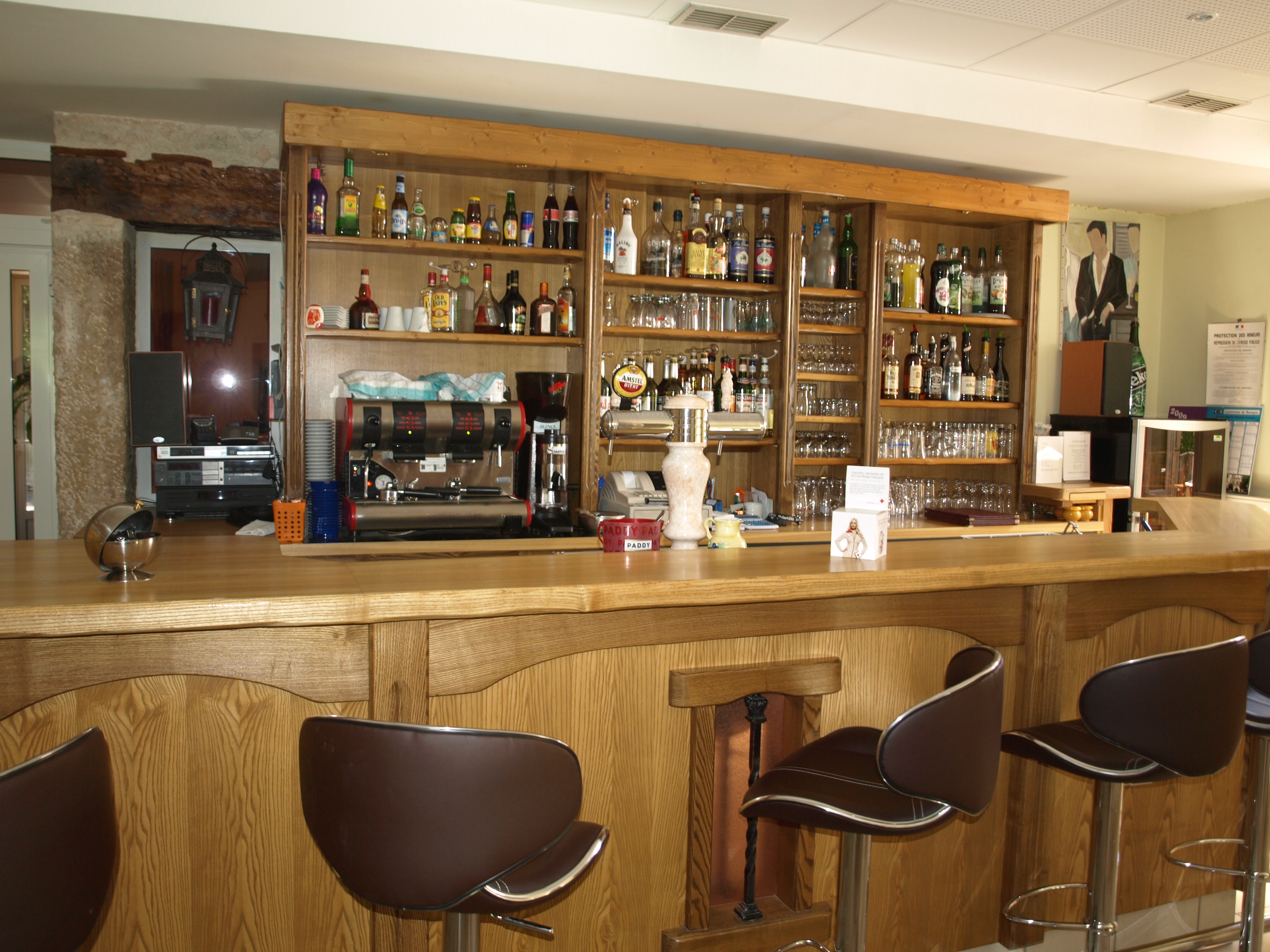 Cause retraite vend fond de commerce Restaurant idéalement placé au cœur du village de Lancrans dans une bâtiment communal situé dans la vallée de la Valserine, au pied des Monts du Jura, à proximité des stations de "Lelex" et "Les Rousses", à environ 20 minutes de Genève et à proximité d'Annecy.
Secteur touristique entre montagne et nature
Terrasse extérieure et parking public environ 30 places  devant la porte.
Une belle opportunité pour un professionnel souhaitant reprendre une affaire existante et développer son activité dans un environnement attractif.
Renseignements et visites sur demande