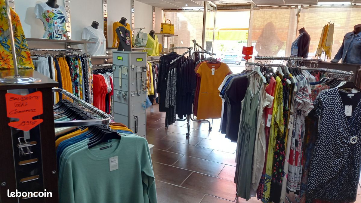 région sud lyonnaise boutique prêt à porter féminin masculin sur centre commercial dans village de 7000 habitants surface de vende 55 m² + réserve 10m². Equipé climatisation