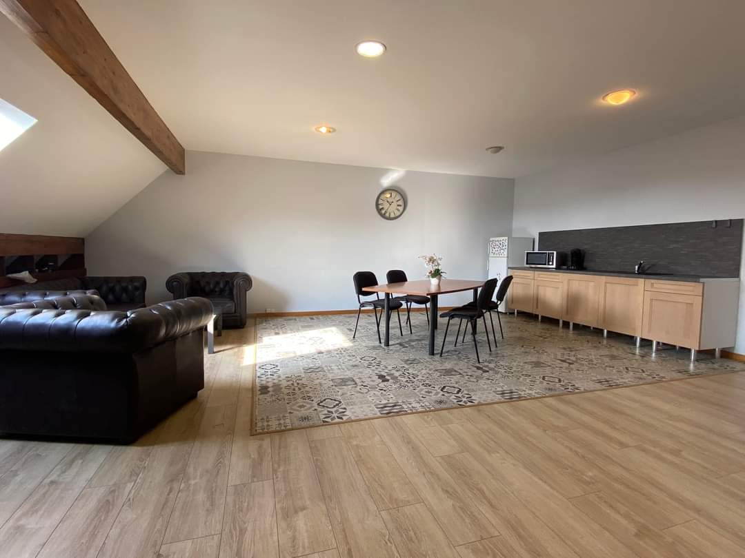 10 pièces,  400m2 environ.. 1000m2 de terrain. 
Bâtiment à usage professionnel ou commercial. 
A quelques minutes de l'axe RCEA Chalon Montceau, ce bâtiment de haute qualité offre un ensemble polyvalent, comprenant des garages spacieux, 1 aire de lavage et des bureaux, showroom..
Sanitaires aux norme PMR.
Possibilité de découper en plusieurs lots afin d'obtenir une meilleure rentabilité .
Une grange attenante sur 2 niveaux peut être transformée en habitation. 
Chauffage: chaudière à gaz à condensation 
Pompe à chaleur air/air (clim)
Poêle mixte: bois/granulés 
Électricité et eau présents dans chaque bâtiment. 
Idéal, artisan, commerçant, investisseur, profession libérale...