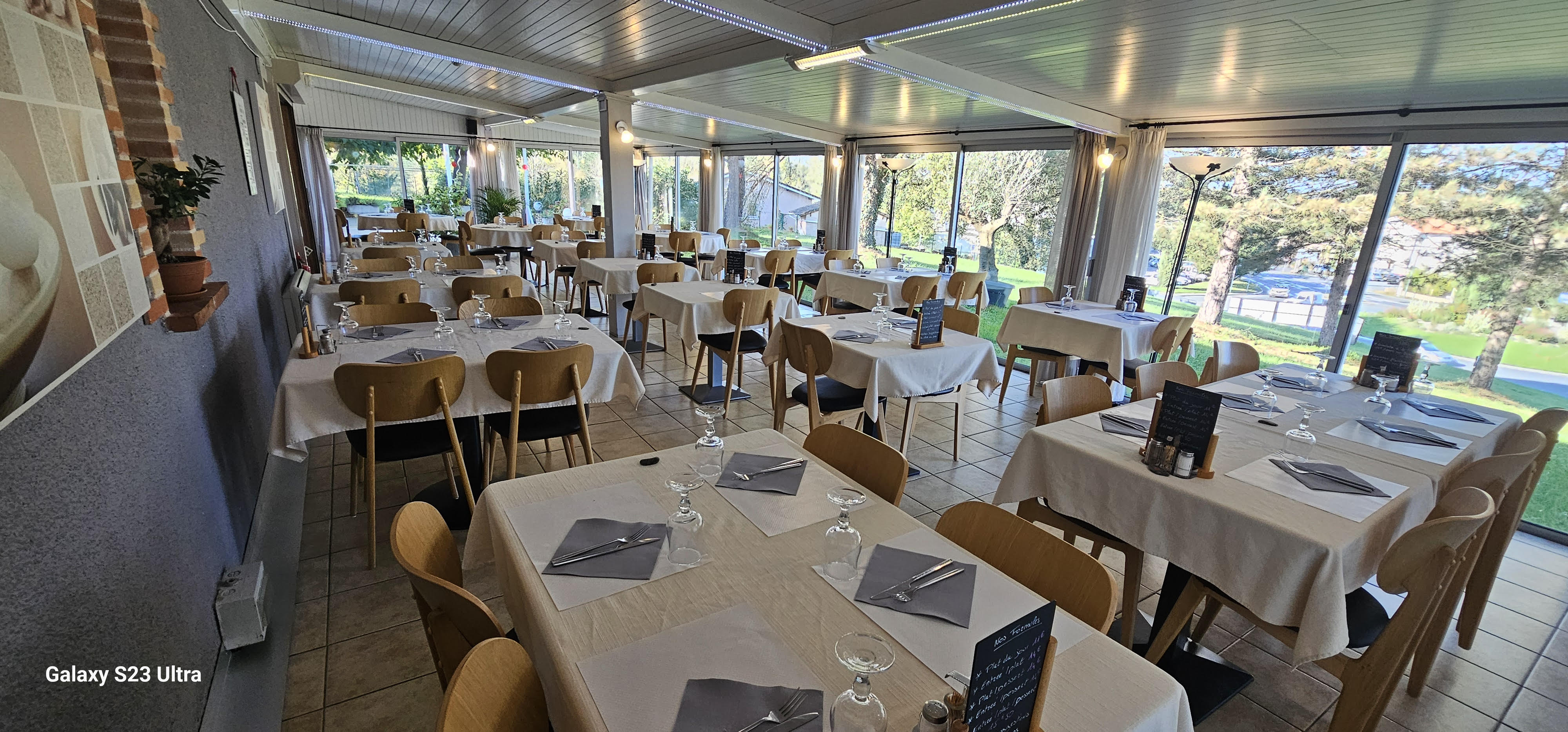 Pour des raisons de rapprochement familiale, nous avons décidé de céder notre hôtel restaurant de 21 chambres , à fort potentiel car c'est le seul établissement hôtelier de la ville, au calme situé dans un emplacement premium de 7000 m2 près d'un lac et de zones commerciales. 
le restaurant de 50/60 couverts  peut se transformer en salle de réunion privatisée.
la terrasse peut contenir40 couverts
Notre hôtel de 2 étoiles est à 20 minutes de Lavaur et de Gaillac, 35 minutes de castres et 50 minutes de Toulouse.
C'est un relais motards
licence 4
CA global :  340 K€
1 seule salariée étudiante BTS en réception à reprendre jusqu'en Aout 2027. 
MURS maison inclue : 560 K€
FOND: 190 K€
Idéal pour investisseurs, ce bien peut être transformé en appartements