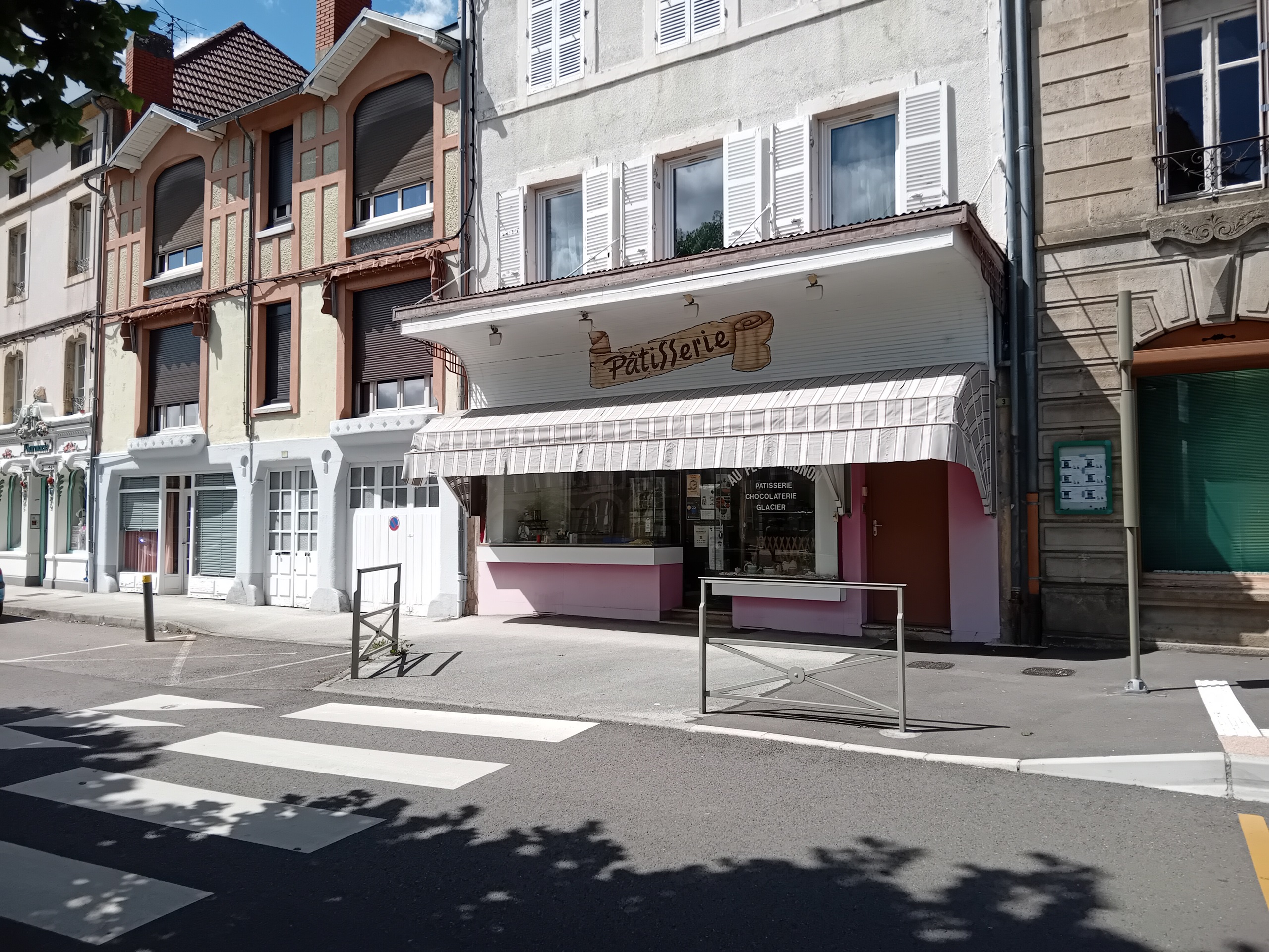 A reprendre 𝗣𝗮̂𝘁𝗶𝘀𝘀𝗲𝗿𝗶𝗲 𝗮̀ 𝗘́𝗽𝗶𝗻𝗮𝗰, en Bourgogne du Sud
•	Affaire 𝗰𝗹𝗲́ 𝗲𝗻 𝗺𝗮𝗶𝗻 : CA 2024 : 93.000 €, Marge Brute 69,5%, Valeur Ajoutée : 19,6% ; 28 ans d’activité stable, notoriété installée, spécialités régionales (Modanes …) et savoir-faire chocolatier.
•	Emplacement 𝘀𝘁𝗿𝗮𝘁𝗲́𝗴𝗶𝗾𝘂𝗲 : cœur de village animé, face à la mairie et aux marchés hebdo (mercredi & dimanche), maison de retraite voisine
•	Locaux et équipement : boutique 30 m² + atelier 40 m², matériel professionnel complet (four Moretti, chambres froides, tempéreuse, vitrines réfrigérées).
•	Potentiel de 𝗱𝗲́𝘃𝗲𝗹𝗼𝗽𝗽𝗲𝗺𝗲𝗻𝘁 : potentiel pour une boulangerie, snacking salé/sucré, salon de thé, formules traiteur et boissons chaudes, loyer 550 €/mois
•	Conditions 𝗮𝘁𝘁𝗿𝗮𝗰𝘁𝗶𝘃𝗲𝘀 : fonds de commerce à 35 000 € (hors stock), accompagnement assuré pour une transition réussie, affaire à céder pour retraite.
