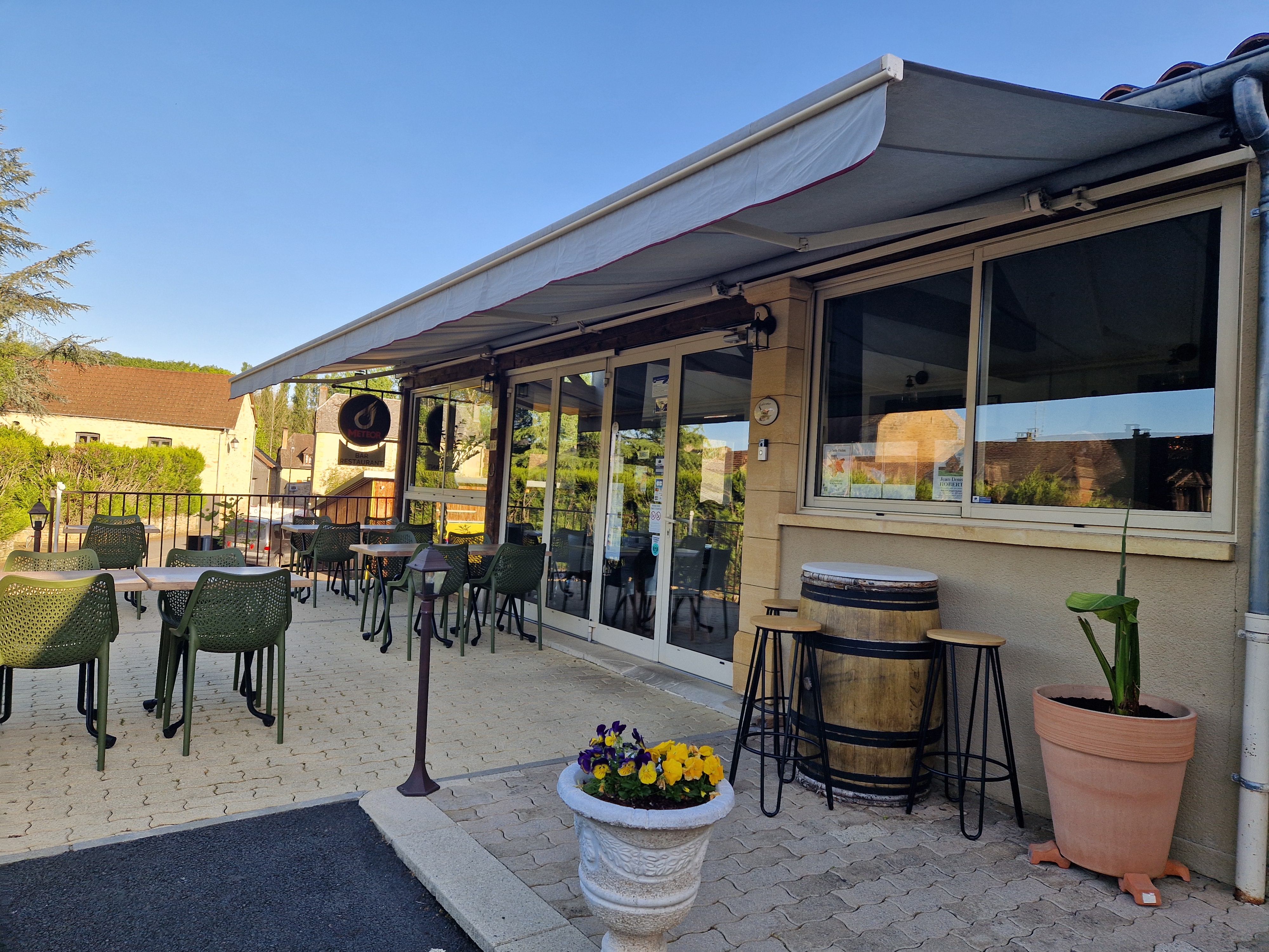 RESTAURANT À AUBAS – PROCHE GROTTES DE LASCAUX
Opportunité rare : restaurant idéalement situé dans une zone touristique à seulement 2 minutes des célèbres grottes de Lascaux. Cette affaire offre un cadre agréable et des équipements récents pour une exploitation clé en main.

Points forts de l’affaire :
Localisation stratégique : zone touristique à forte fréquentation.
Espaces accueillants :
Salle rénovée de 80 m².
Deux terrasses de 60 m².
Équipements récents et en parfait état : cuisine professionnelle de 25 m², matériel récent.
Espaces fonctionnels : réserves de 115 m² en rez-de-jardin.
Logement attenant : maison T4 de 70 m², loyer avantageux de 284 € TTC.
Petite équipe : effectif actuel de 2 personnes.