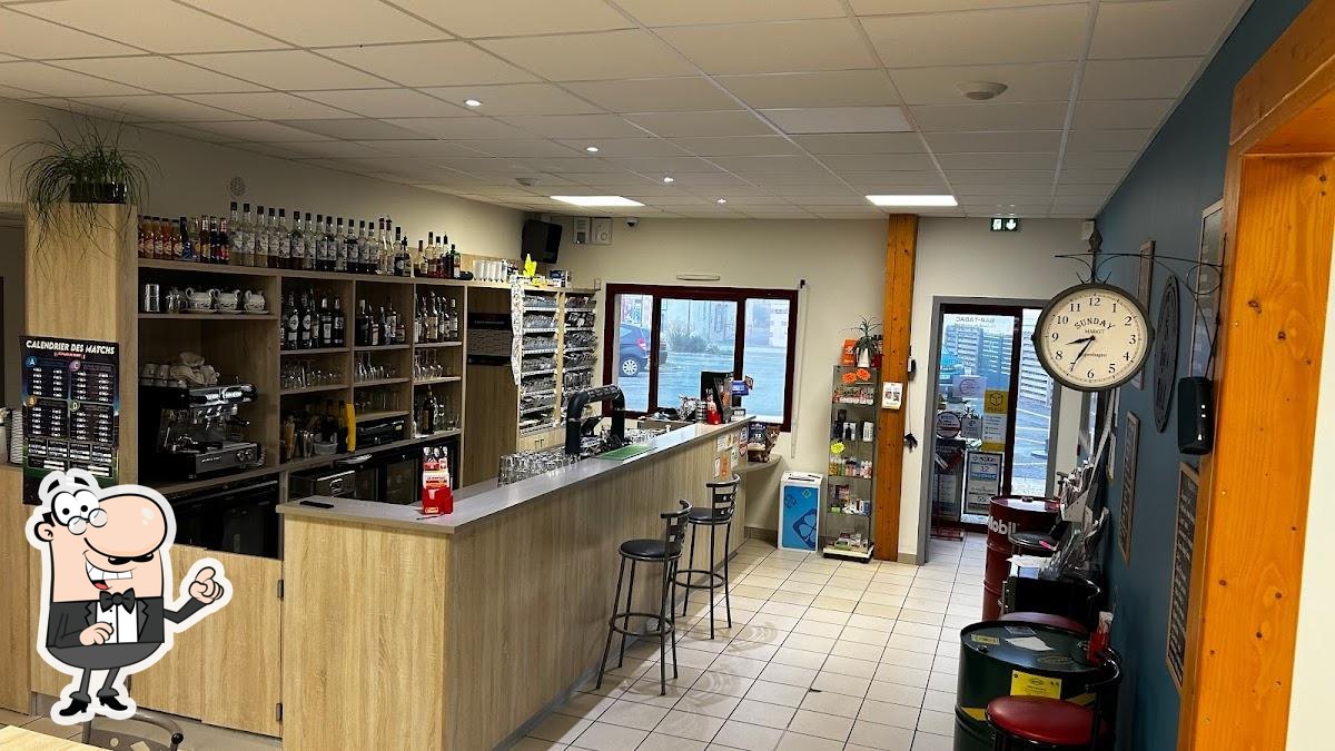 BAR RESTAURANT, AVEC LICENCE 4, DEBIT DE TABAC ET FRANÇAISE DES JEUX, situé sur la commune de Champ sur Layon, au cœur d’une commune dynamique d'environ 1000 habitants. La commune est située au cœur des Coteaux du Layon, cela confère au bar/restaurant une position stratégique et une grande visibilité du monde agricole et artisanal.
Une boulangerie, un salon de coiffure, et un garage sont aussi implanté autour.
Situé au cœur de la commune, cet établissement est une opportunité en l'absence de concurrence. Il est un pôle essentiel de la commune, par le développement d’autres services et la création d’animations. 
Ideal pour un couple, un logement est mis à votre disposition à l’étage
Au rez-de-chaussée, vous aurez à votre disposition une salle pouvant accueillir jusqu’à 50 couverts donnant sur une très belle terrasse pouvant acceuillir + 50 couverts en été. 
La cuisine est installée et aux normes. Une grande réserve est attenante à la structure.
A l’étage, le logement (inclus dans le bail) se compose de 3 chambres, d’une salle de bain, une pièce de vie et cuisine séparée aménagée et équipée avec arrière cuisine. Le tout avec balcon. 
Vous disposerez de 80 m2 d’habitation et de 235 m2 pour le commerce.
La volonté de la commune est que cet établissement soit en place très rapidement. La restauration et le bar étant des activités importantes pour ce projet, nous valorisons les expériences en restauration. Nous recherchons avant tout des personnalités garantissant la convivialité du lieu, capables de coconstruire les services de proximité répondant aux besoins identifiés en lien avec la commune, en adhésion avec ses valeurs. Des qualités de gérant, de commerçant ainsi qu’une réelle volonté d’entreprendre sont clés pour ce poste. Le loyer est de 8776,20€ annuel, hors droits, taxes et charges (bail commercial licence 4+ Tabac +FDJ +logement).
Le cout du bail,  9 ans (du 01/10/2023 au 30/09/2032) chez le notaire sera aussi à votre charge (environ 400€).

Profil recherché :

.Vous souhaitez vous engager en faveur de la ruralité
.Vous justifiez d’une expérience significative dans le secteur de la restauration et maitrisez les techniques culinaires essentielles, ainsi que les normes d’hygiène et de sécurité
.Une carte simple en favorisant le « fait maison »
. Vous êtes disponible et prêt à vous engager dans une démarche entrepreneuriale afin que le projet prenne corps au sein du village
. Vous avez des bases solides en gestion et faites preuve de rigueur et d’organisation
.Vous êtes fédérateur et maîtrisez les outils de communication
.Vous êtes motivé, sérieux, adaptable, proactif
.Vous savez gérer des situations difficiles en gardant votre sang-froid
. Vous remplissez les conditions liées à l’octroi d’une licence de débit de boissons (licence IV), du débit de tabac et de la française des jeux.