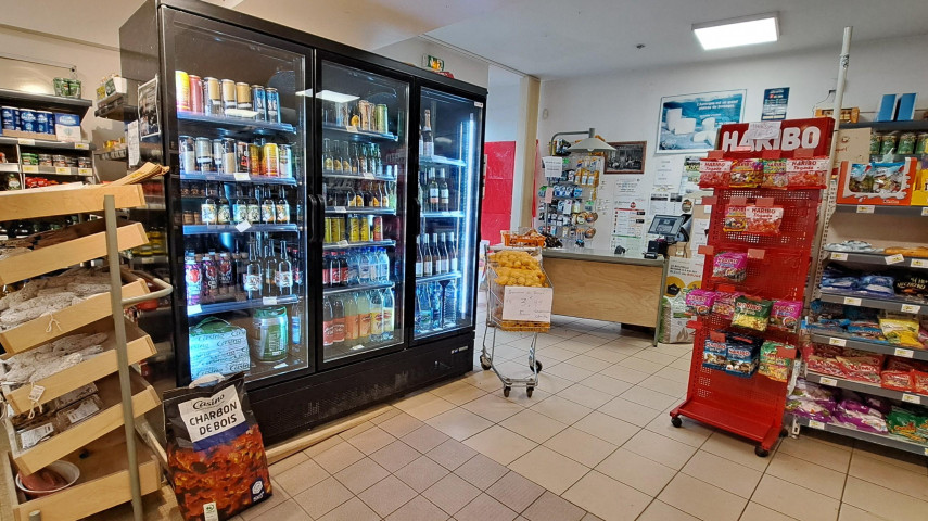 A céder, cause retraite, fonds de commerce en alimentation générale exploitée depuis 1992 sur la commune de Chantelle (1124 hab) - département de l'Allier.

Magasin situé sur la route principale, en face de la mairie.
Pas de concurrence sur la commune. Zone de chalandise de 15 Km autour.
Clientèle fidélisée.

Surface de vente de 180 m² (caisse, rayonnage, vitrines réfrigérées, caddies,)
Réserve de 1000 m² avec chambre froide, bureau, stockage, local livraisons, garage …
Vitrine de 15 ml. 2 entrées/sorties clients. 2 entrées/sorties arrière-boutique.

Chiffres clés sur les 2 dernières années :
*C.A. stable de 815 000 € HT
*Marge brute de 28%
*EBE de 23 000 €

Prix du fonds : 199 000 € à négocier.

Possibilité de racheter le camion de tournées en plus, si vous souhaitez maintenir les tournées (35 000 € le véhicule - C.A. 100 000 € / an - prévoir un temps plein)