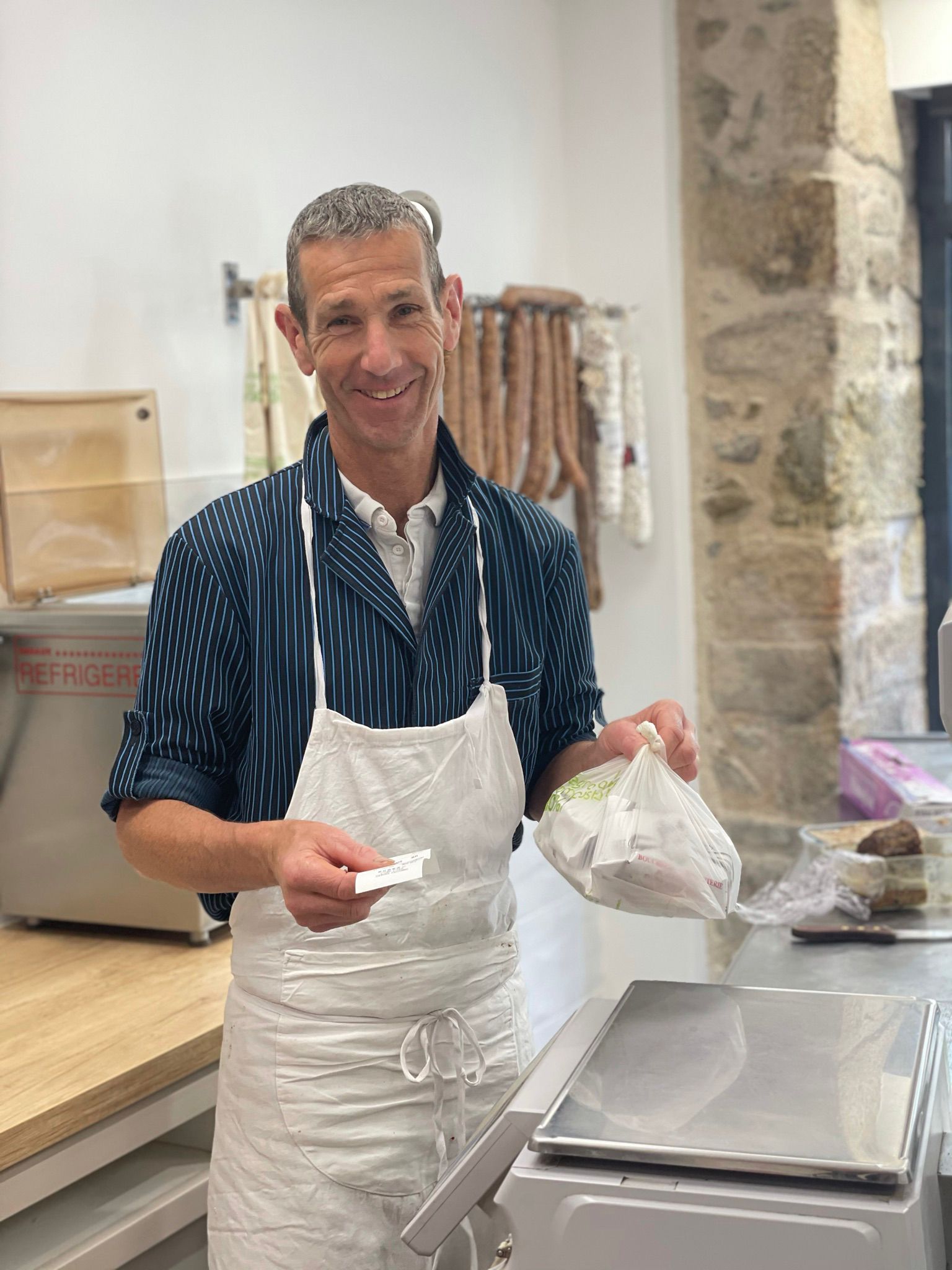 Superbe Boucherie Charcuterie située dans l’hyper-centre de Plancoët (ville 4 000 habitants proche Dinan / Dinard / St-Malo), dans une rue très commerçante.

LES AVANTAGES :

- Le chiffre d'affaires est en constante progression depuis plus de 6 ans (plus de 380 000€).
- L'EBE reconstitué de 90 000€ depuis plusieurs années permet un remboursement facile et une forte rémunération dès la 1ère année
- La clientèle est très fidèle 
- Les ventes de plats cuisinés sont un gros plus pour le CA de l’entreprise

Le prix du fonds de commerce n’est que de 59 000€ et sera très rapidement amorti ! L’objectif est de faire perdurer cette belle boucherie.

Cause de la vente : départ en retraite d'ici 1,5 an. 
Possibilité d'accompagner le repreneur pendant ce temps.