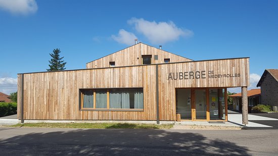 Bâtiment communal récent comprenant :

- une salle d'auberge : 40 couverts + terrasse avec licence IV
- une cuisine entièrement équipée 
- un appartement avec 5 chambres attenant dont 1 chambre indépendante avec salle d'eau qui peut être proposée à la location

Recherche cuisinier avec sérieuses références et si possible travaillant en duo les week-ends pour gérer l'auberge au mieux, mais aussi pour assurer l'accueil et l'entretien des autres équipements touristiques de la commune : gîte d'étape (15 places) + 3 chalets (6 couchages) labellisés Gite de France.

Pour plus de renseignements, n'hésitez pas à nous contacter.