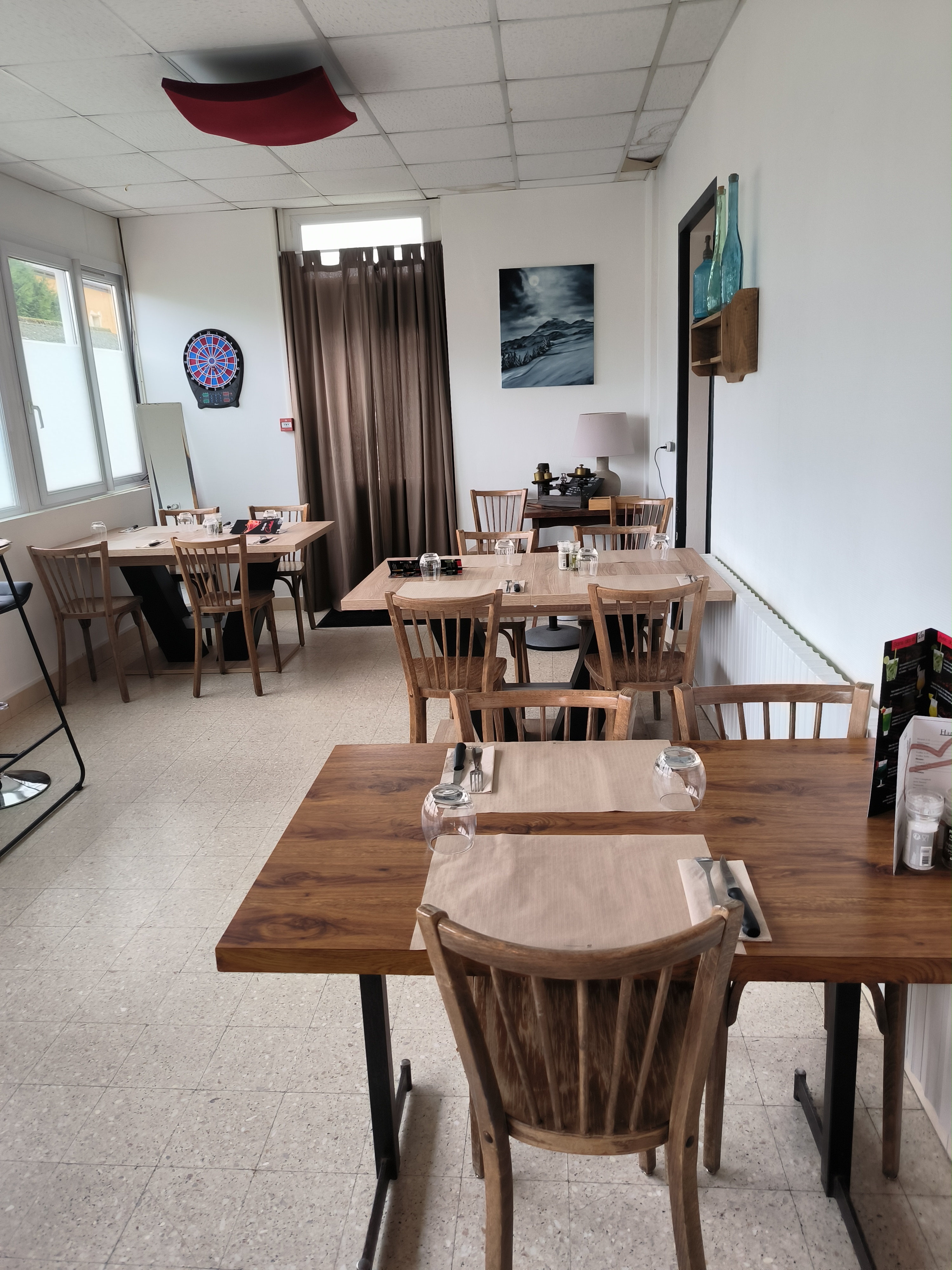 Descriptif de la commune de PALIS (Aube)
Pâlis est un village au cœur de l’Aube, intégré à la commune nouvelle d’Aix-Villemaur-Pâlis. Situé à 30 minutes de Troyes, il bénéficie d’un environnement rural recherché, d’un cadre de vie calme et d’un tissu local en développement. Le centre-bourg accueille régulièrement des animations et événements. La commune offre un potentiel intéressant pour l’implantation ou la reprise d’un commerce de proximité, grâce à une population locale fidèle et à une clientèle de passage issue des communes voisines.
Petite commune rurale d’environ 620 habitants.
Économie à dominante rurale (agriculture, élevage), avec quelques commerces et services.

Activités proposées : bar, restauration, animations, multiservices.​

Local : ​
-Entièrement aménagé et équipé​
-Cuisine équipée (équipement, matériel, ustensiles…) ​
-Bar, salle , terrasse , et stationnement à proximité​
-Superficies du local commercial: 83 m² (salle de brasserie, salle de bar, cuisine, réserve)​
-Logement possible: 58m² (un salon, 3 chambres, une sdb) ​

Contrat proposé : loyer bail commercial + mise à disposition de la licence IV: 400€.​

Aspects financiers : ​apport financier pour l’achat du matériel et petits équipements + bail commercial: 15.000€.

Profil de gérant.e recherché.e : ​
-Vous possédez des vraies qualités de commerçant et une vive volonté d’entreprendre. ​
-Vous souhaitez vous engager en faveur de la ruralité et en comprenez les enjeux. ​
-Vous justifiez d’une expérience significative dans le secteur de la restauration et maitrisez les techniques culinaires essentielles, ainsi que les normes d’hygiène et de sécurité​
-Vous avez des bases solides en gestion et faites preuve de rigueur et d’organisation​
-Vous avez des fonds propres et/ou envisagez un prêt pour le lancement de votre entreprise et l’achat du matériel sur place.