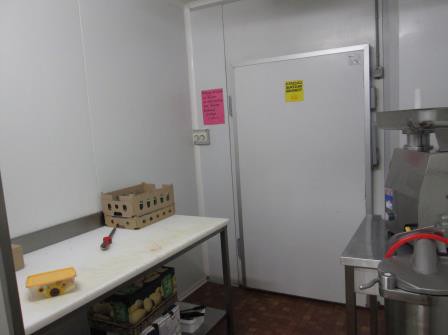 A LOUER Local commercial pour accueillir une boucherie et commerce de proximité à Louroux de Bouble. 
Le village compte 240 habitants mais est éloigné de tout centre urbain et compte encore plusieurs commerces et artisans.

Le bâtiment est situé en plein cœur du village, les murs appartiennent à la commune Montant du loyer : 650€ /mois électricité comprise

Le commerce peut être consolidé par un dépôt de pain et un relai poste commerçant.

Le bâtiment a été rénové en 2008. Les locaux sont composés d’un magasin d’environ 140 m², d’un laboratoire de 5 m², d’une chambre froide de 5 m² et d’un container de stockage d’environ 5 m².

Tout le matériel nécessaire à l’activité est en bon état, il est à reprendre :

Ensemble mobilier magasin (rayonnage, meuble de caisse),1 armoire réfrigérée froid négatif SEDA 2 portes vitrées, 1 vitrine réfrigérée ZOIN Blanche moteur intégré, 1 congélateur LIEBHERR, 3 balances électroniques, 1 trancheur à jambon avec support SHAR FEN, 1 broyeur professionnel 2 plaques à hacher AUGERE POUMARA

Cette opportunité vous intéresse ? N’attendez plus et prenez contact avec Léa GLANOWSKI, chargée d’accompagnement commerces de proximité – glanowski.l@ccspsl.fr ou 06 25 07 99 26