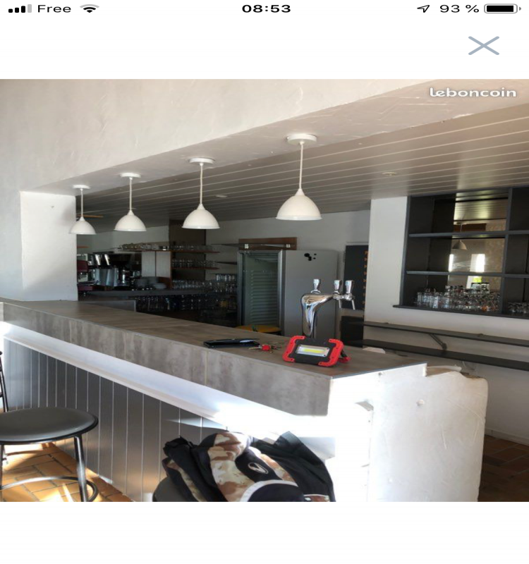 Vente d? un droit au bail d un restaurant avec licence 4 entièrement équipé et meublé.
Restaurant fermé depuis mars 2020.
Cuisine entièrement équipé avec chambre froide
L électricité sera refaite aux normes 
Parking client devant restaurant
2 Grandes terrasses 
1 salle restaurant 
1 kiosque à pizza extérieur avec four 
Loyer 1500? net 
Pas de porte 78 000?