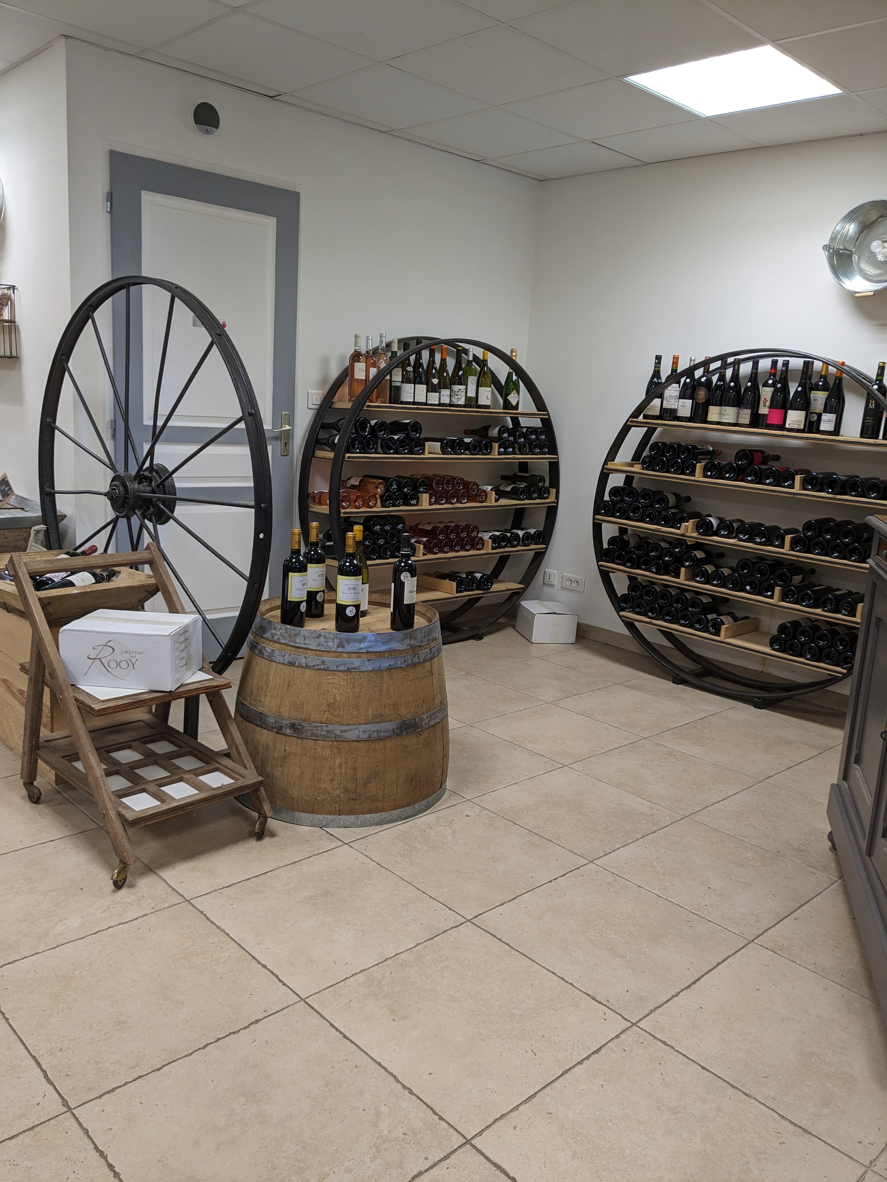 Au cœur d'une bastide emblématique du Périgord pourpre, vente d'un fond de commerce, fruits et légumes, épicerie fine (vin, fromage, produit régionaux et artisanaux) et restauration (salon de thé). 
Bénéficiant d'un emplacement prémium dans le village, dotée d'une grande cours idéal pour a restauration. Ainsi qu'un équipement complet pour pérennisé l'activité . Vendu avec tout l'équipement, store, chambre froide, climatisation réversible, vitrine fromage, cave à vin, étalage fruits et légumes, produits artisanaux.
Pour la partie cuisine, table inox, lave verre, lave main, congélateur, frigo, vaisselles, mobilier extérieur: tables chaises, parasols, petit salon de jardin. 
Si vendu vide prix à débattre .