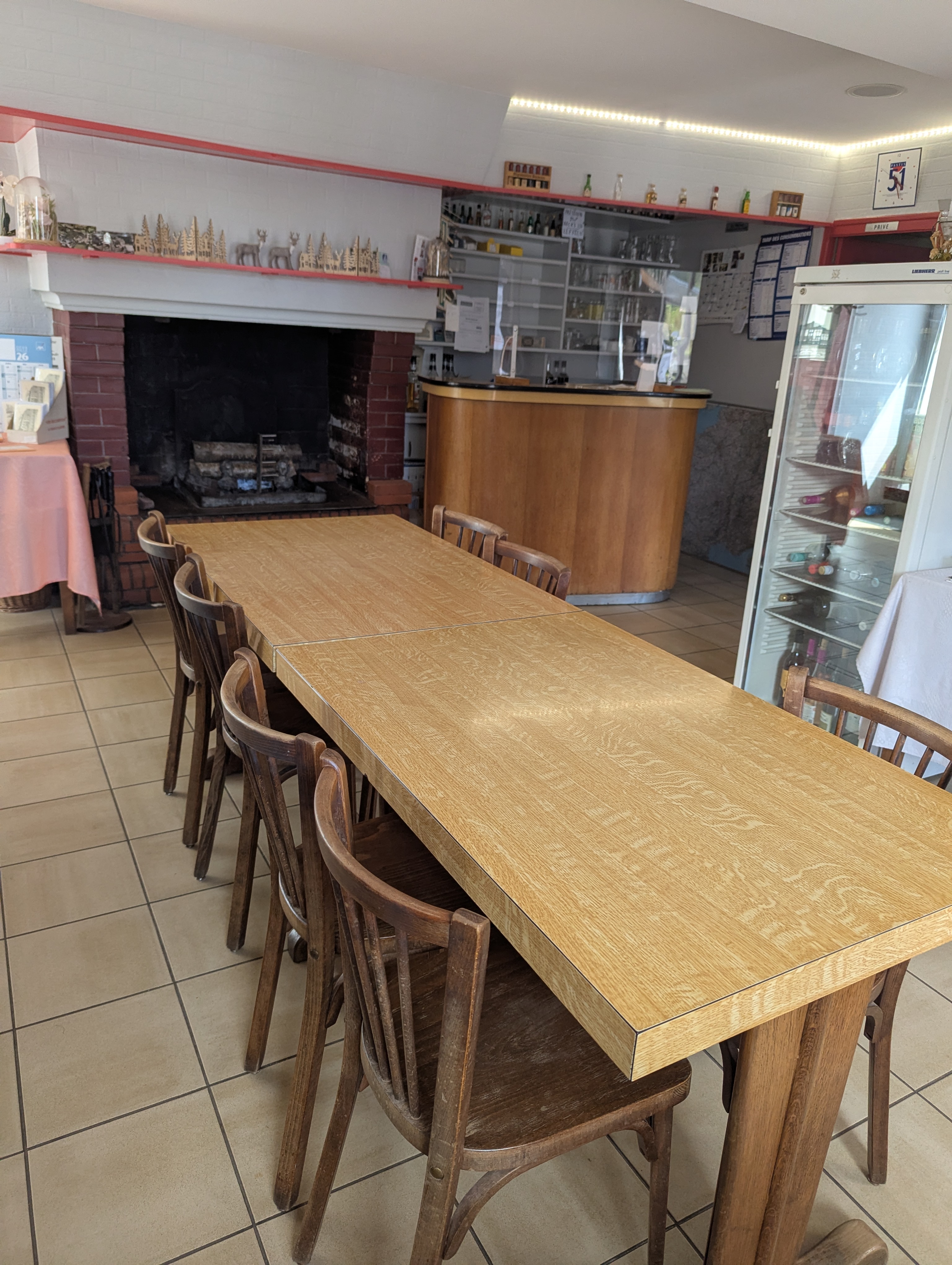 A vendre fond de commerce bar, restaurant, épicerie et multiservices (dépôt de pain, journaux, gaz...) + autres services pouvant être développés.

L'établissement comprend :

- une salle de restauration d'environ 150m2 avec cheminée pour griller et four à pain fonctionnant à l'électricité.
- une espace bar
- une activité multiservices 
- des espaces de stockage 
- chaudière fioul
- volet anti infraction 

Location des murs avec bail commercial.

Le bien comprend également une maison d'habitation de 160m2 avec 3 chambres (possibilité d'en faire 4) + garage

Établissement prêt à être exploité immédiatement 

Prix de la location 920€ l'ensemble+ 20€ d'ordures ménagères.

Pour plus d'informations ou organiser une visite, n'hésitez pas à me contacter.