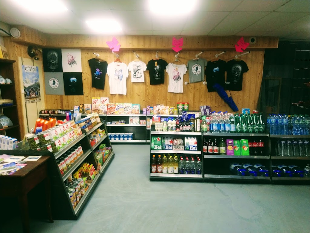 Souvenirs & cadeaux.
Presse, épicerie & dépôt de pain.

HIVER :
Vente et location de ski, surf, snow et accessoires. Matériel neuf de l'année.

ÉTÉ :
Matériel de randonnée été.
