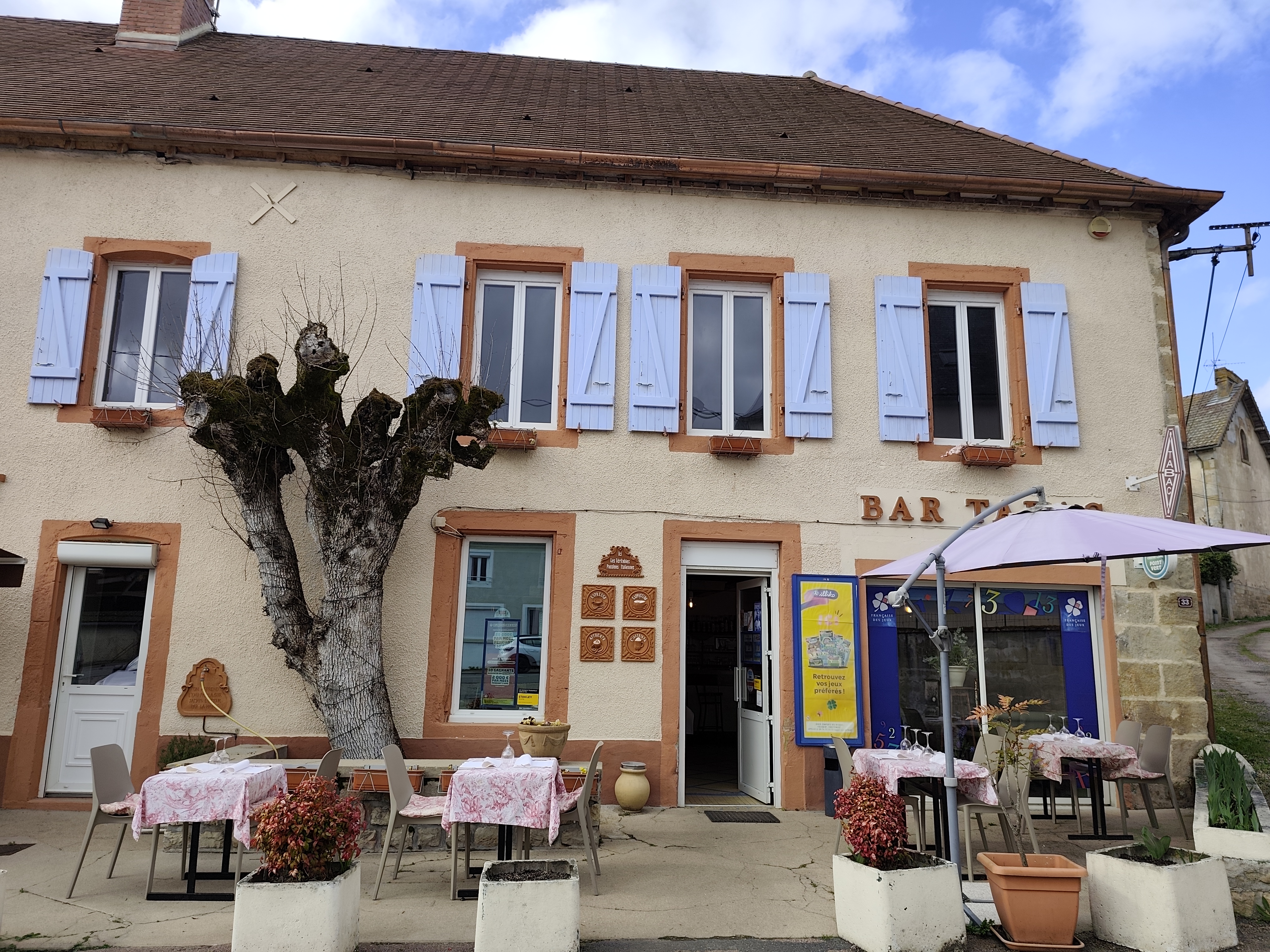 A reprendre : bar-tabac-FDJ avec restaurant au cœur des Amognes