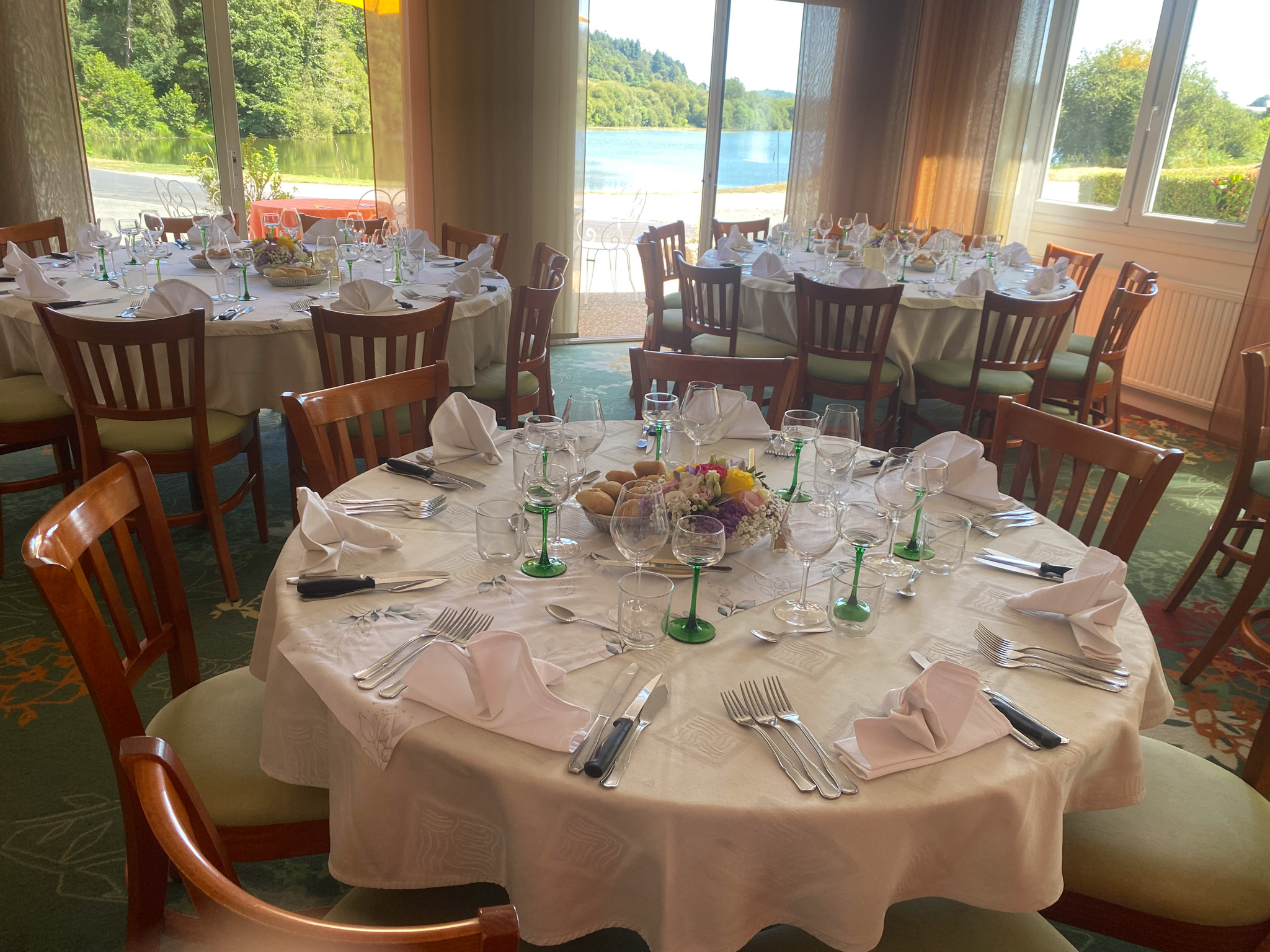 Restaurant traditionnel situé en centre bretagne face à un étang de 13 hectares
Restaurant une entrée sur accueil avec réception avec une cheminée au gaz 
- une salle de 35 couverts
- une salle de 32 couverts
- une salle de 25 couverts
- une cuisine professionnelle équipée (plonge - patisserie - chambre froide - cave - buanderie)
- Accès handicapée
- Normes sanitaires
- Bac à graisse
- Chauffage au fuel et gaz
- Carport avec places pour deux voitures privées
- Pièce à l'étage avec douche et toilettes pour le personnel

A l'étage, une partie privée avec une entrée salle-salon, cinq chambres, salle de bain - toilette, un grenier

ouvertures doubles vitrages - Assainissement individuel aux normes