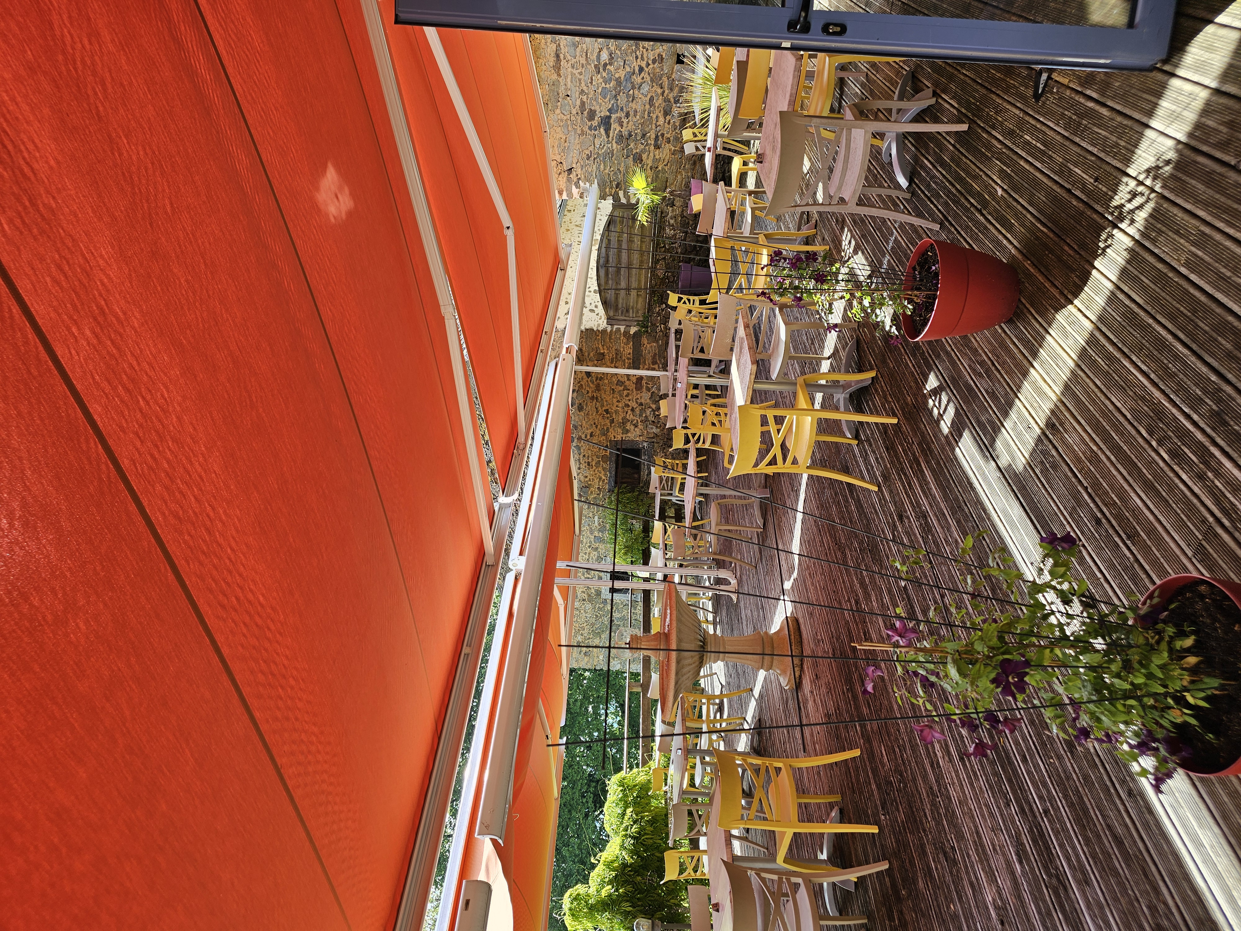 Bar restaurant à vendre pour cause retraite 
Murs et fond 
Rien à refaire opérationnel tout de suite 
Très lumineux Magnifique terrasse 
Capacité 42 couverts en salle et 56 extérieurs